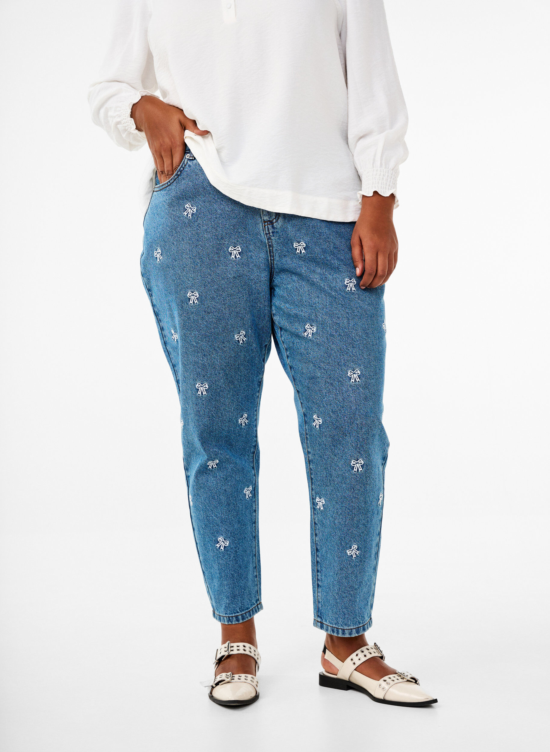 Zizzi Jeans Mille coupe Mom avec broderies, Bleu Clair, Model image number 2