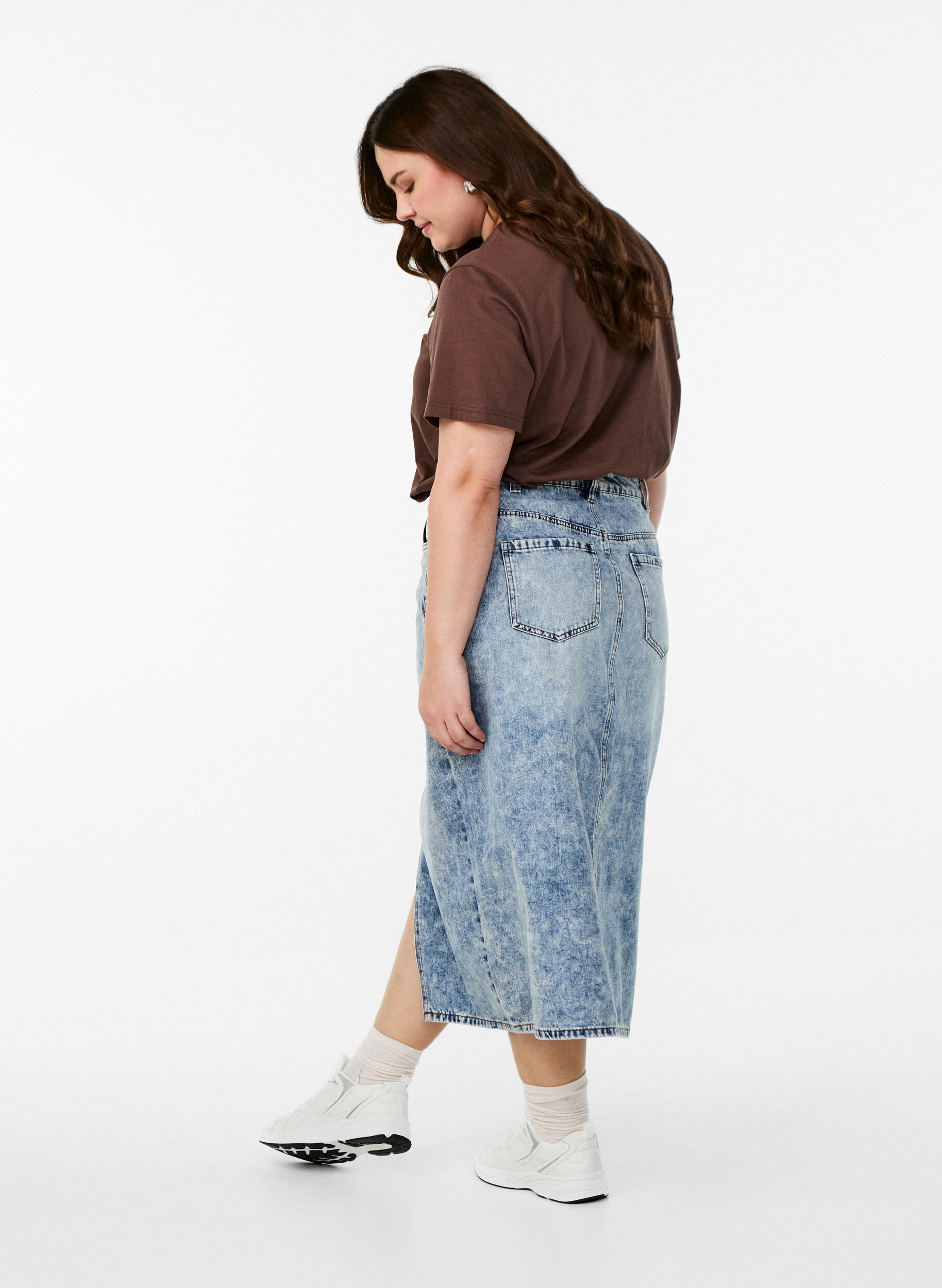 Zizzi Jupe maxi en denim avec fente avant, Bleu Clair, Model image number 3
