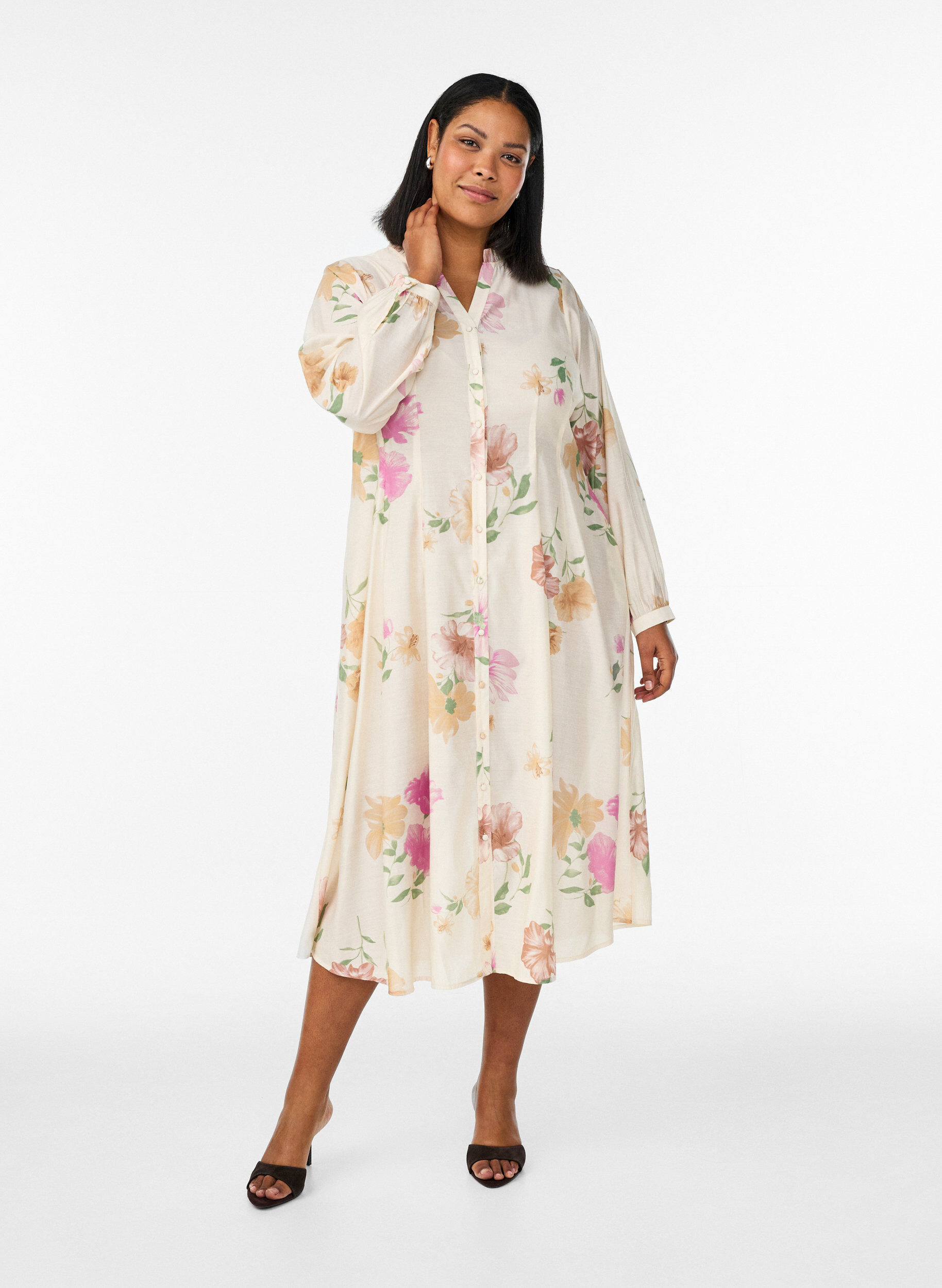 Zizzi Robe midi fleurie avec col &agrave; volants et fermeture boutonn&eacute;e, Beige, Model image number 1