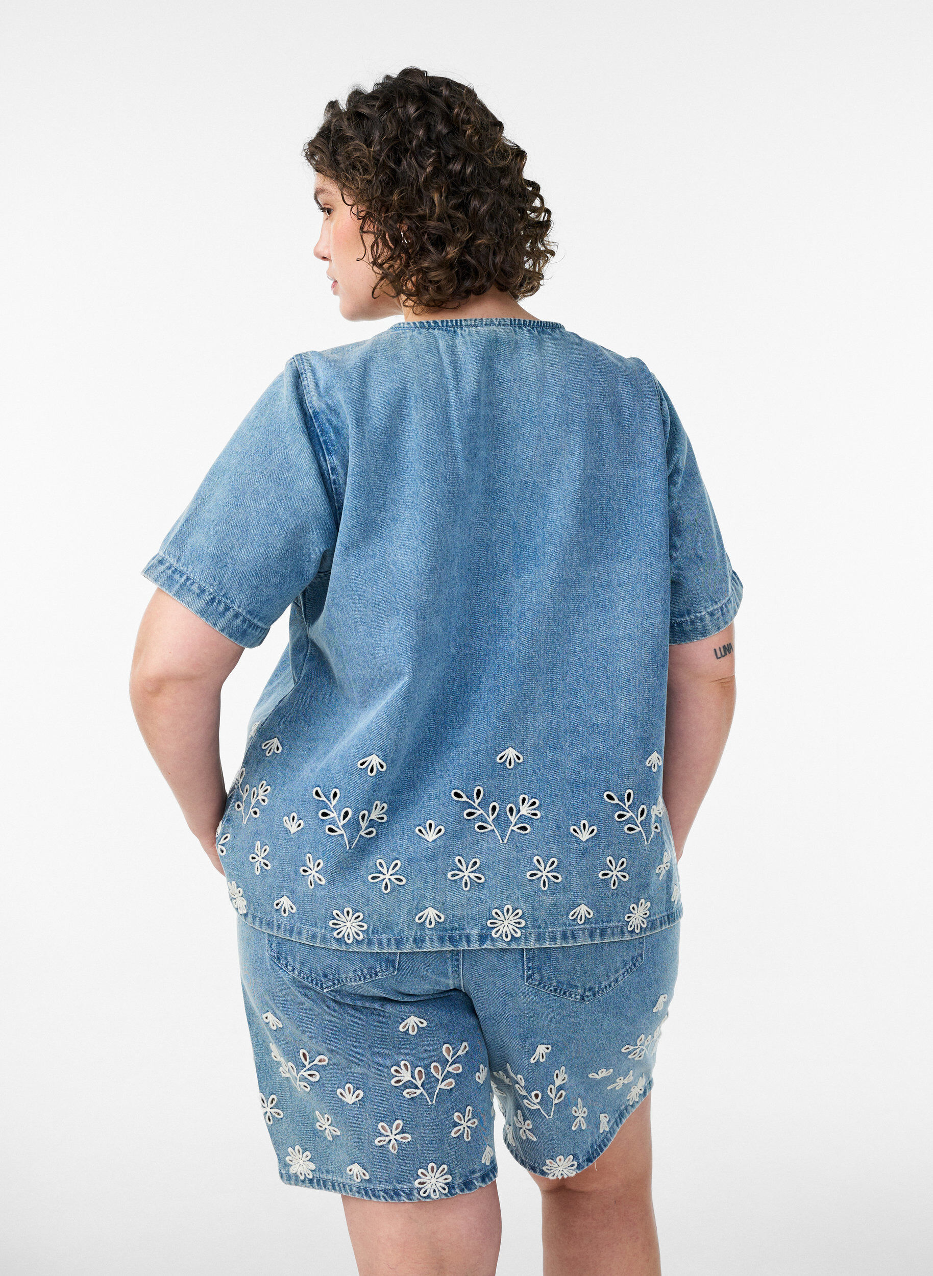 ZizziShort en jean taille haute avec broderie anglaise, Bleu Clair, Model image number 2