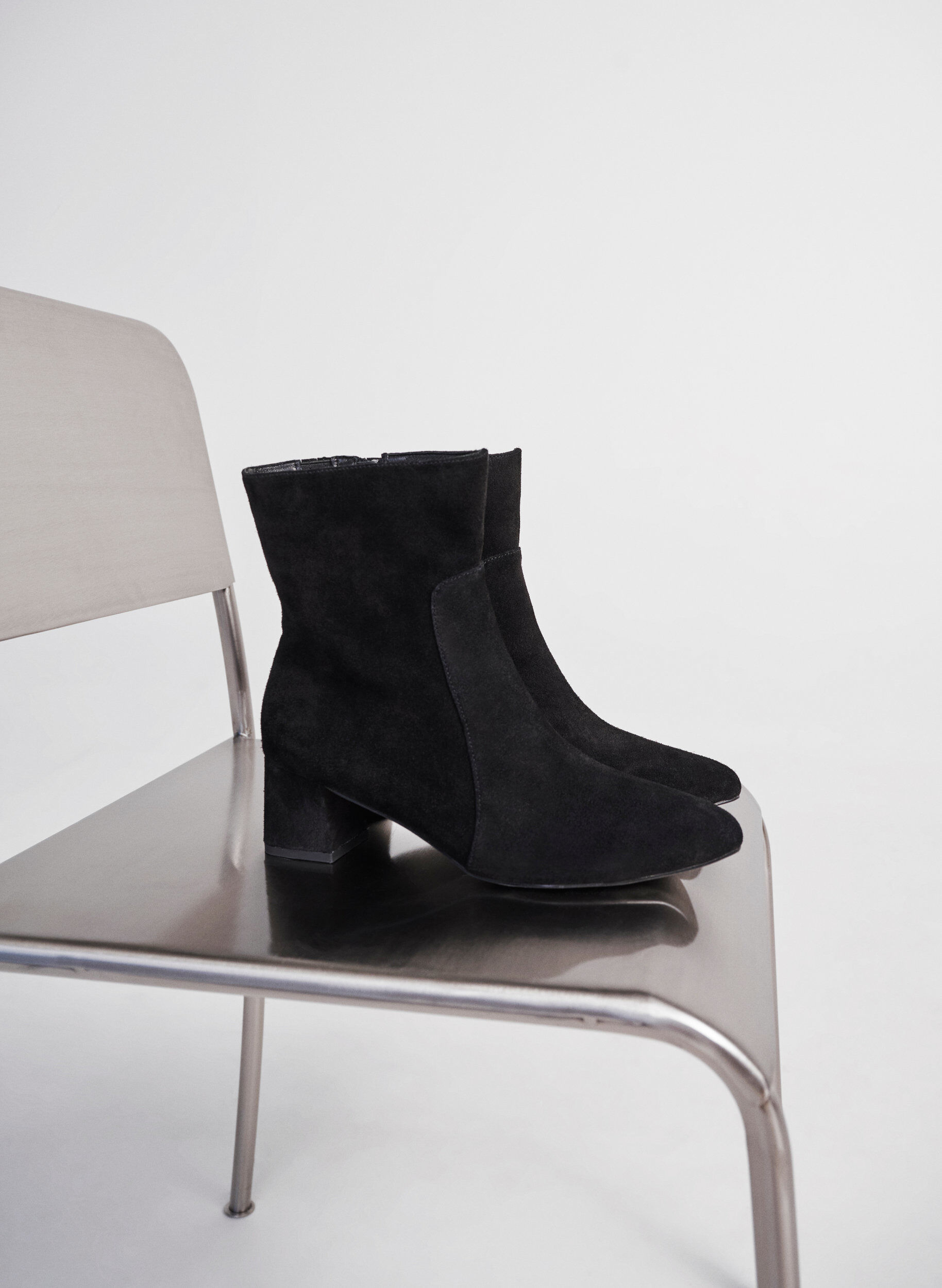 Zizzi Large &ndash; Bottes en daim &agrave; talon, Black, Image image number 0