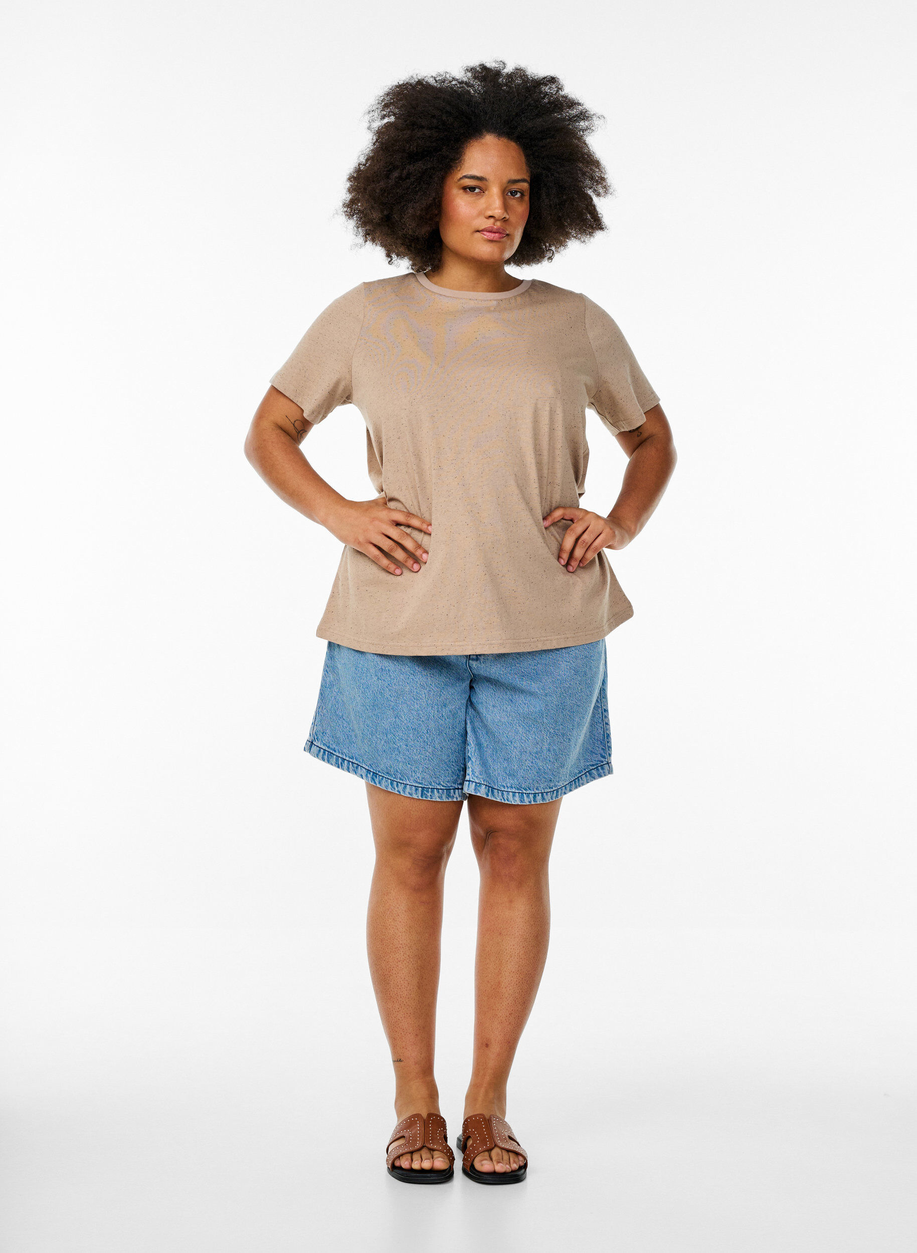 Zizzi T-shirt en coton avec col rond, Beige, Model image number 1