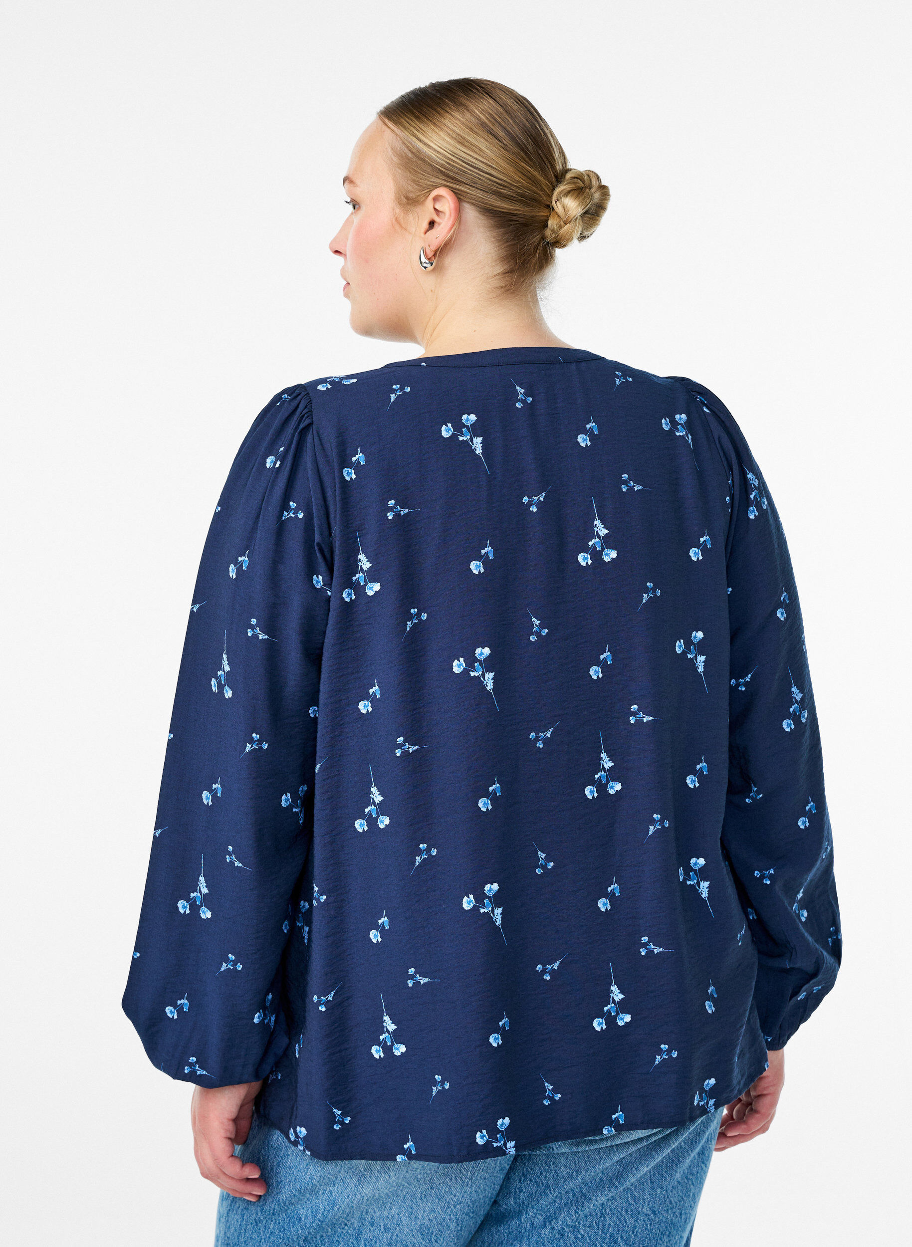 Zizzi Blouse boutonn&eacute;e &agrave; petites fleurs, Bleu, Model image number 2