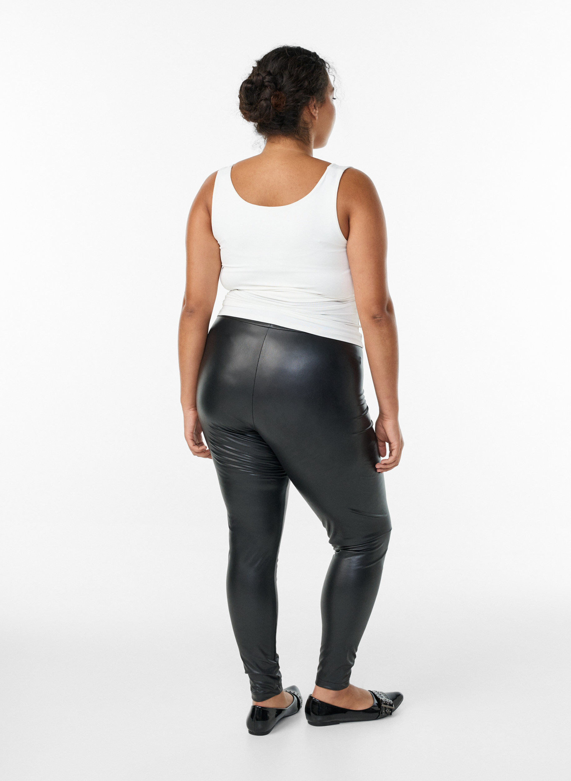 Zizzi Leggings enduit avec un int&eacute;rieur bross&eacute;, Noir, Model image number 2