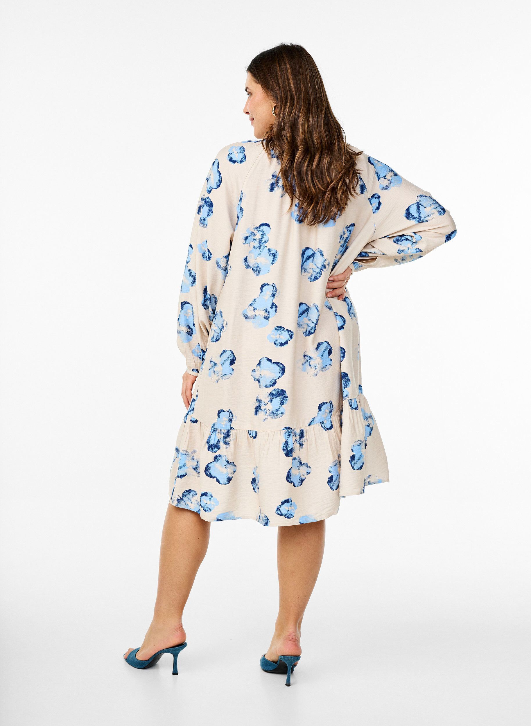 Zizzi Robe mi-longue avec manches longues et coupe trap&egrave;ze, Vanille, Model image number 2