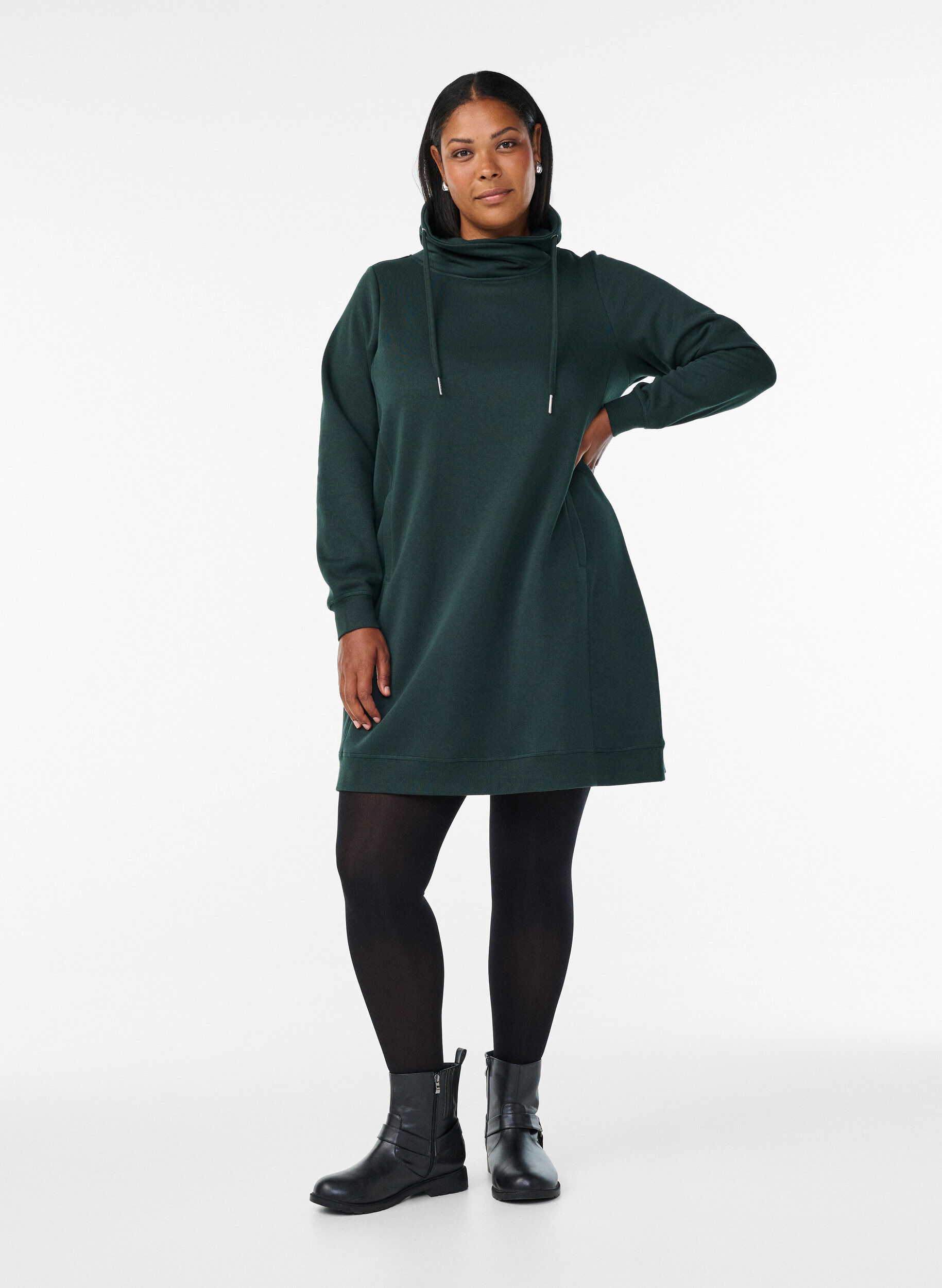 Zizzi FLASH - Robe sweat-shirt courte &agrave; col montant et poches, Vert fonc&eacute;, Model image number 1