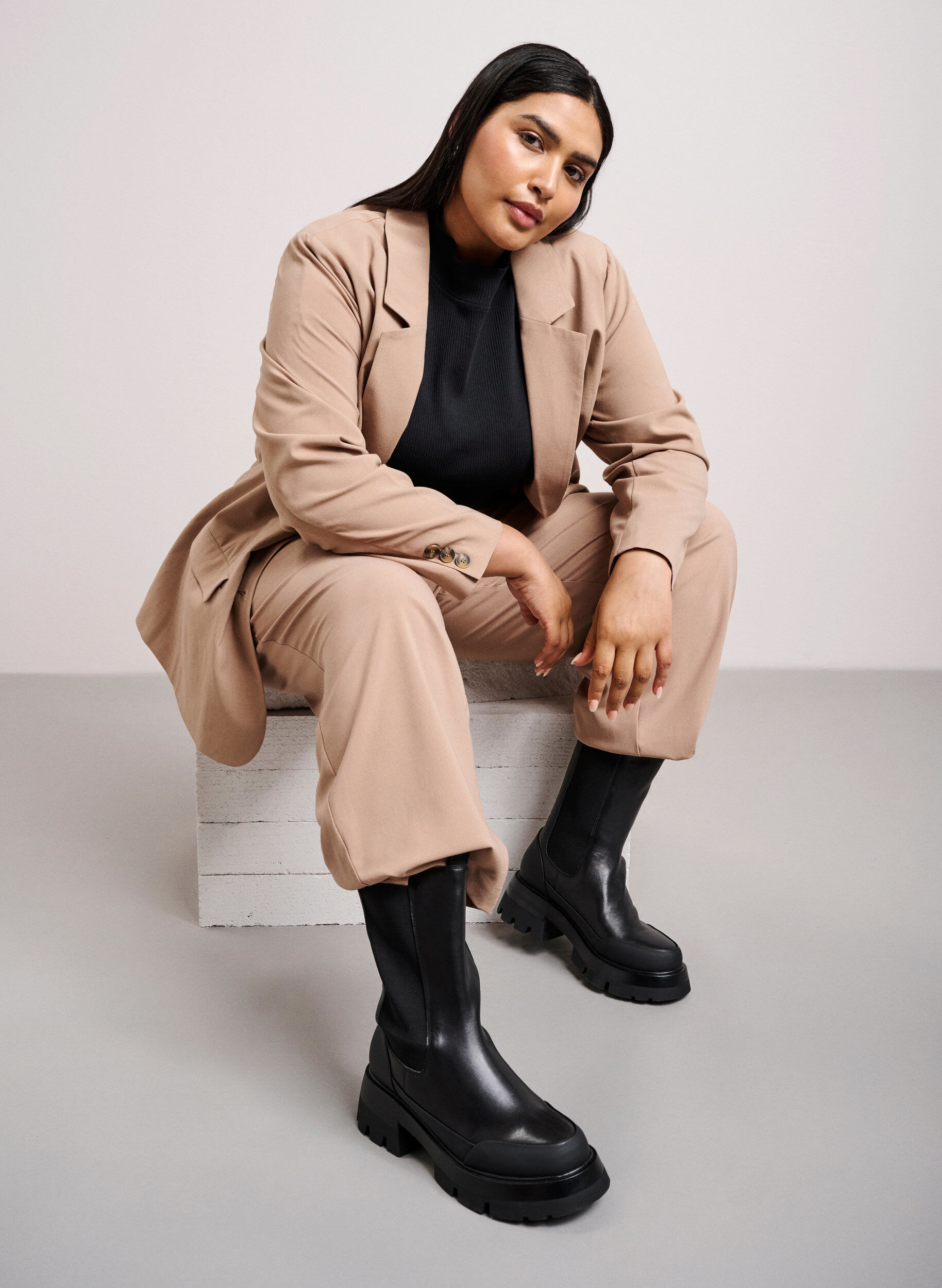 Zizzi Botte en cuir pour pieds larges avec une semelle &eacute;paisse, Black, Image image number 1