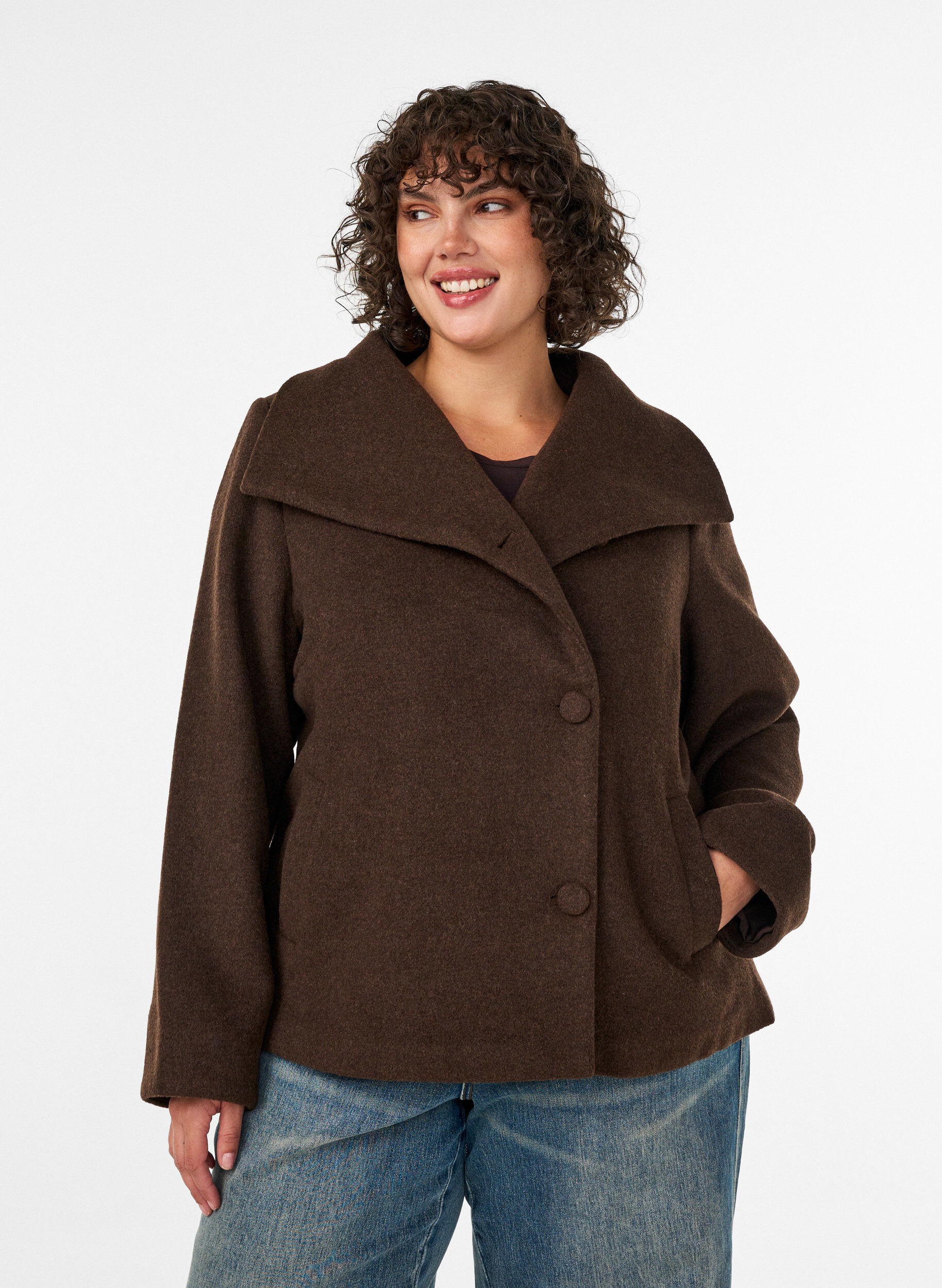 Veste courte avec boutonnage asym&eacute;trique, Marron, Model