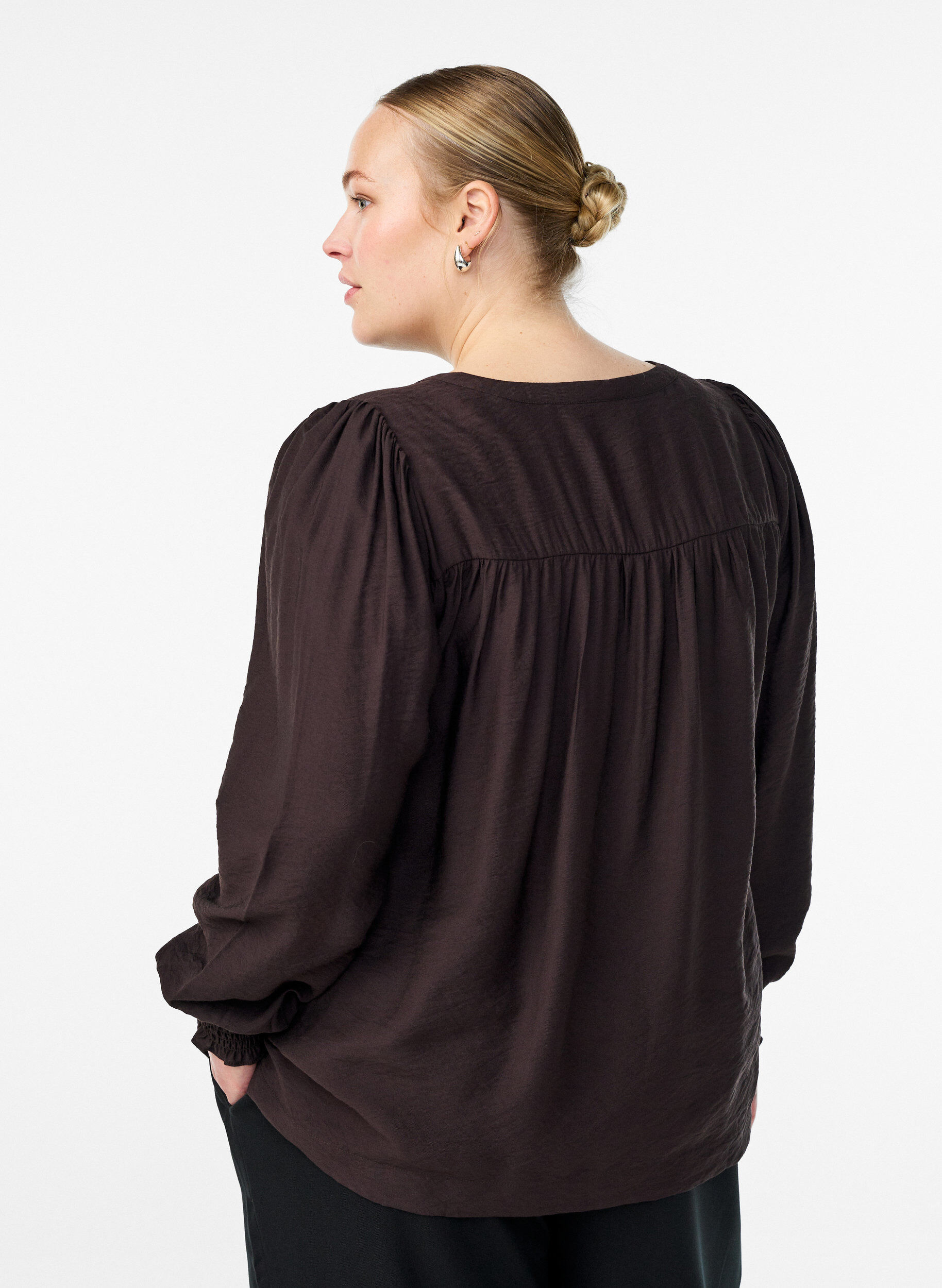 Zizzi Blouse en viscose avec smock et d&eacute;tails fronc&eacute;s, Marron, Model image number 2