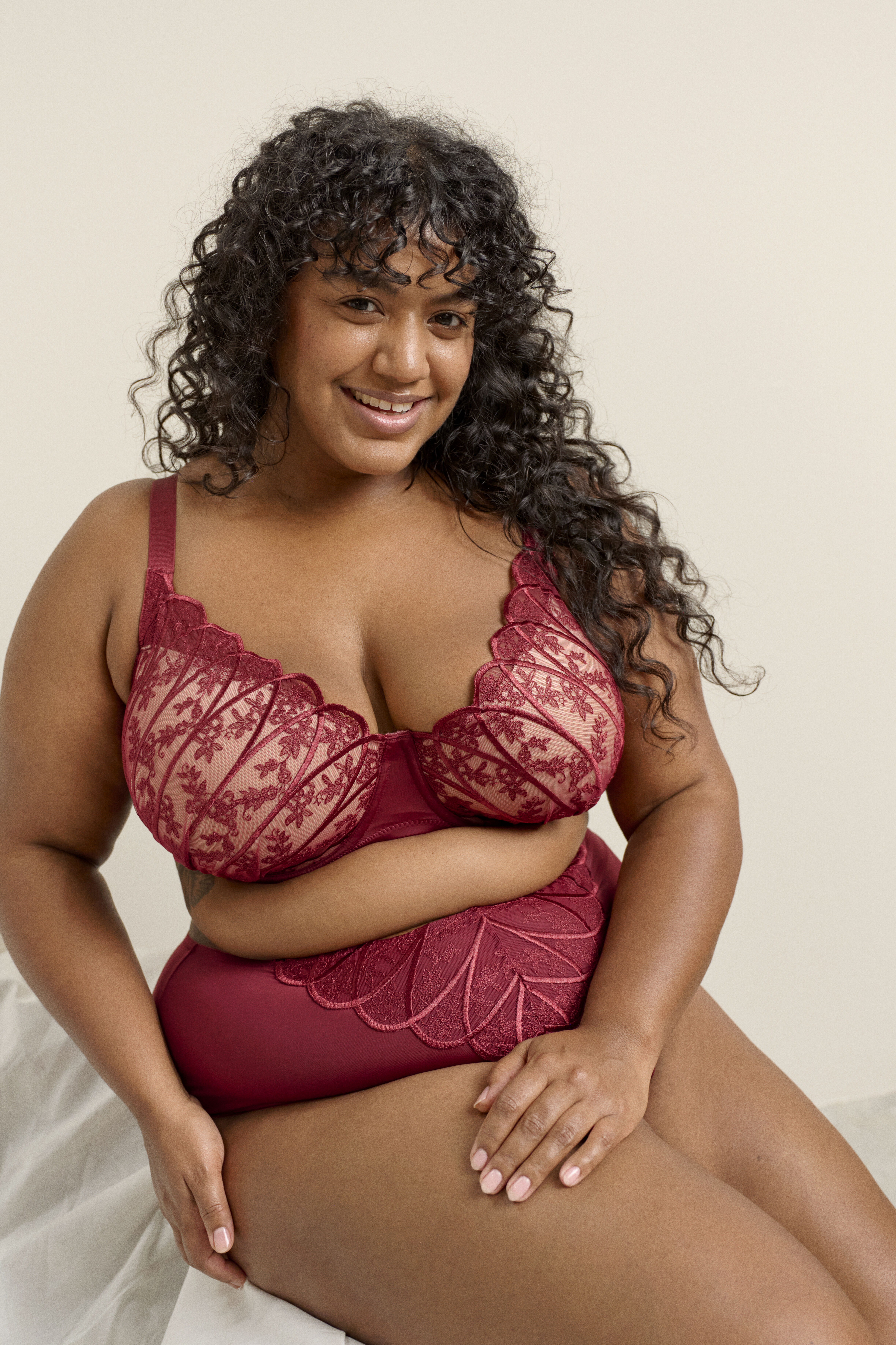 Ensemble avec dentelle brod&eacute;e, , Model