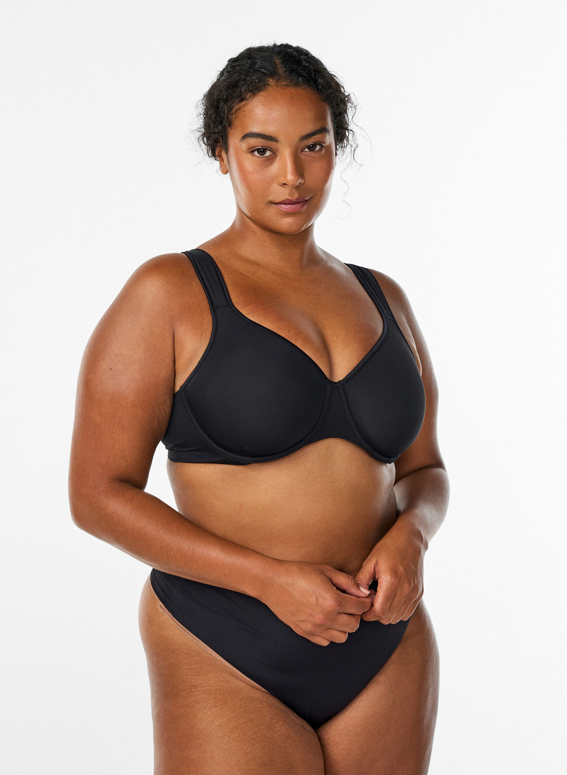 Zizzi Soutien-gorge minimiseur avec bretelles rembourr&eacute;es, Noir, Model image number 1