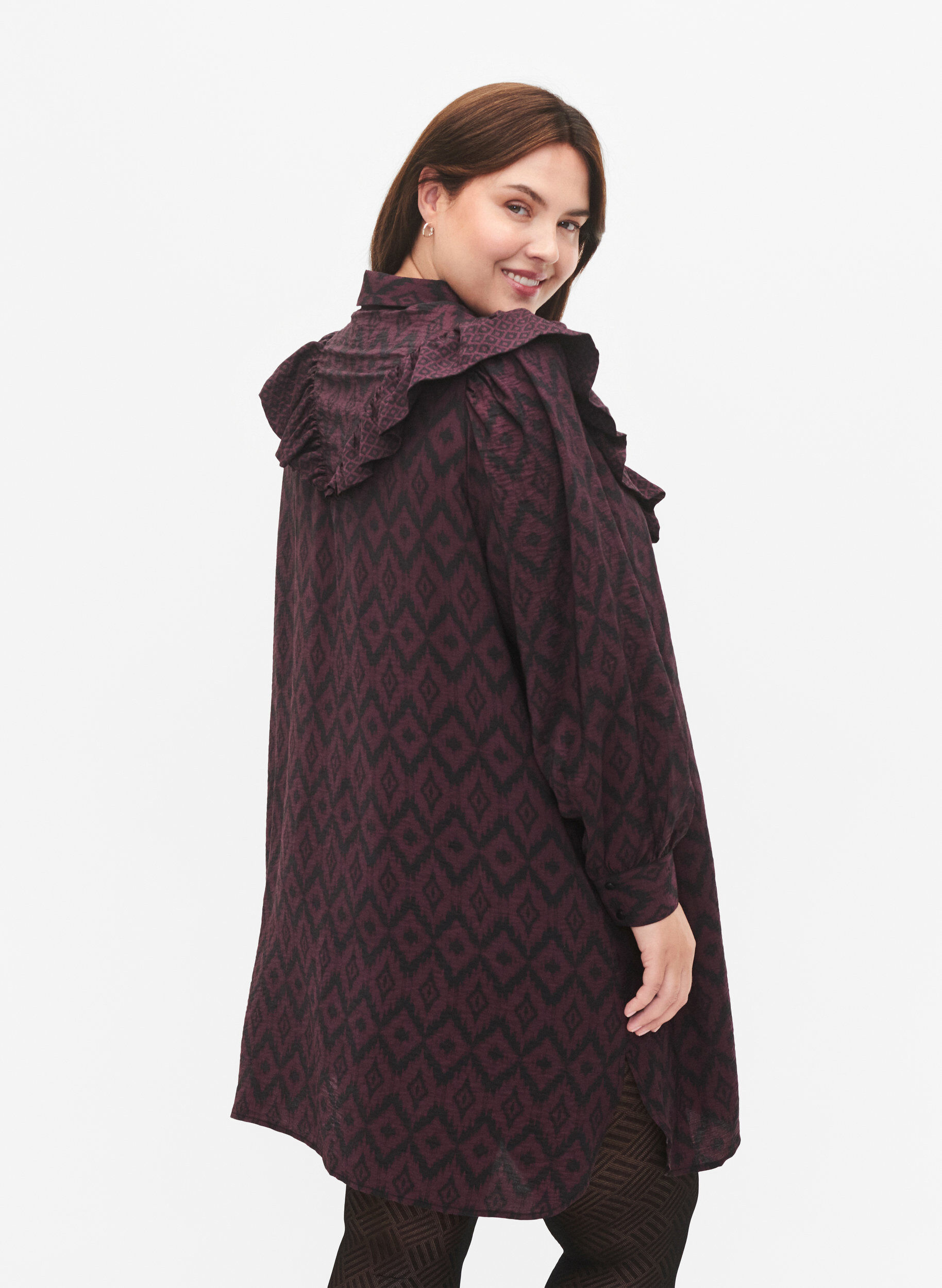 Zizzi Chemise longue en viscose avec imprim&eacute; et volants, Winetasting w. Black, Model image number 1