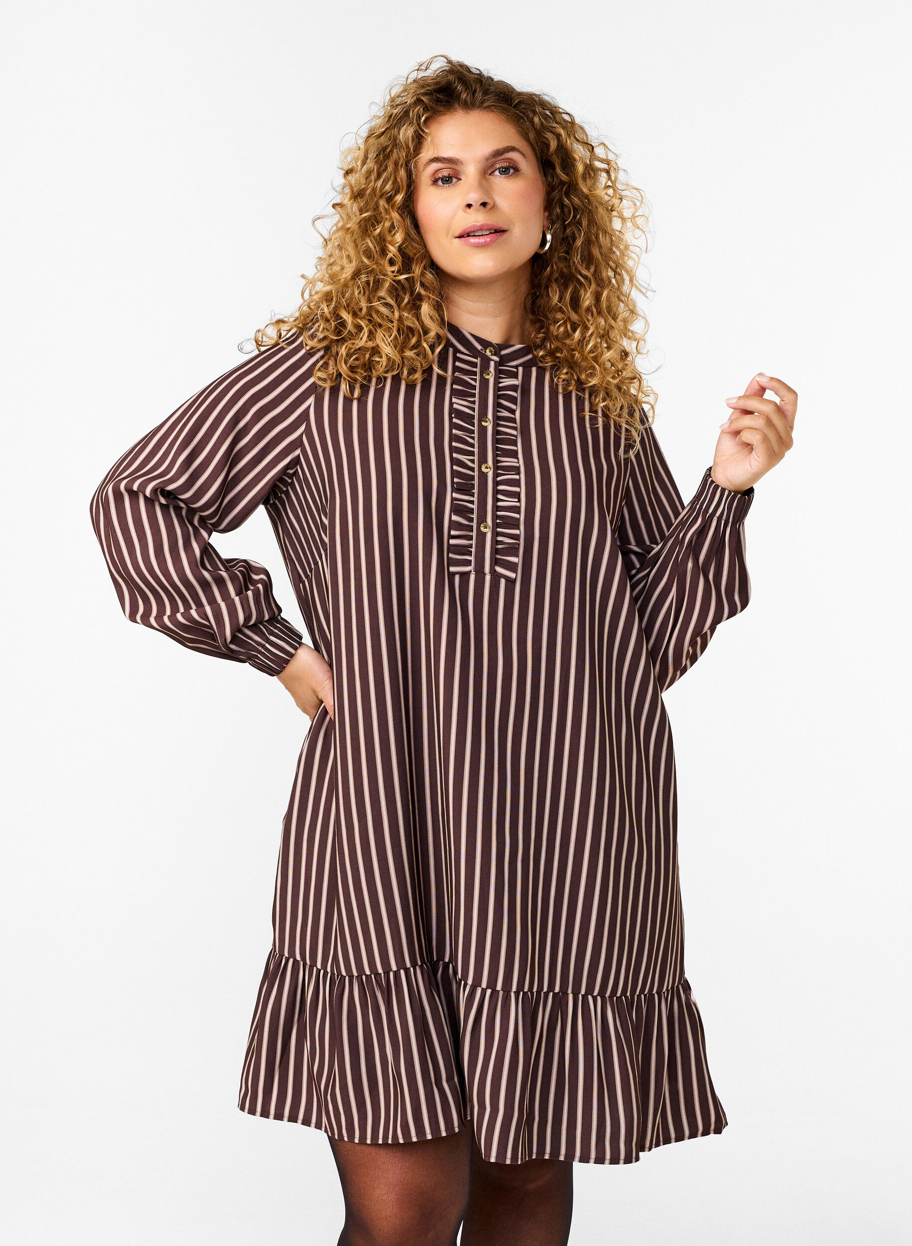 Zizzi Robe courte &agrave; rayures et jabot, Hot Fudge Stripe AOP, Model image number 0
