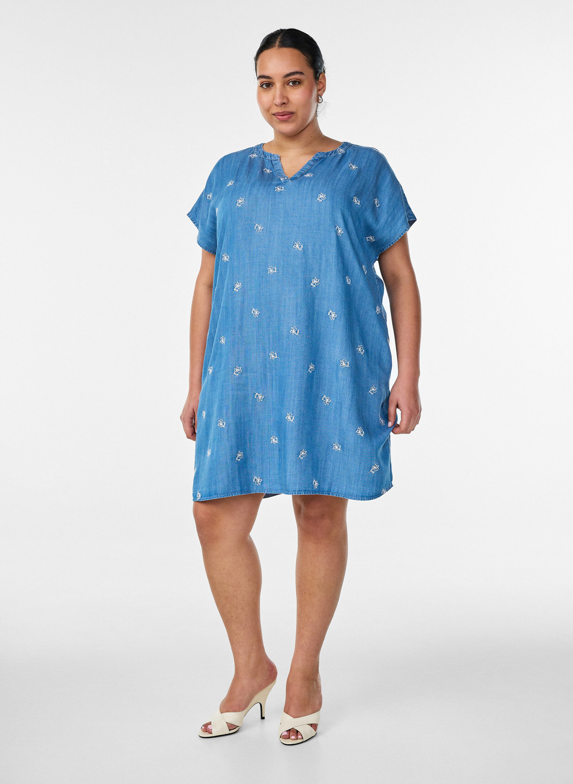 ZizziRobe en lyocell avec un aspect denim et des fleurs brod&eacute;es, Bleu Clair, Model image number 1