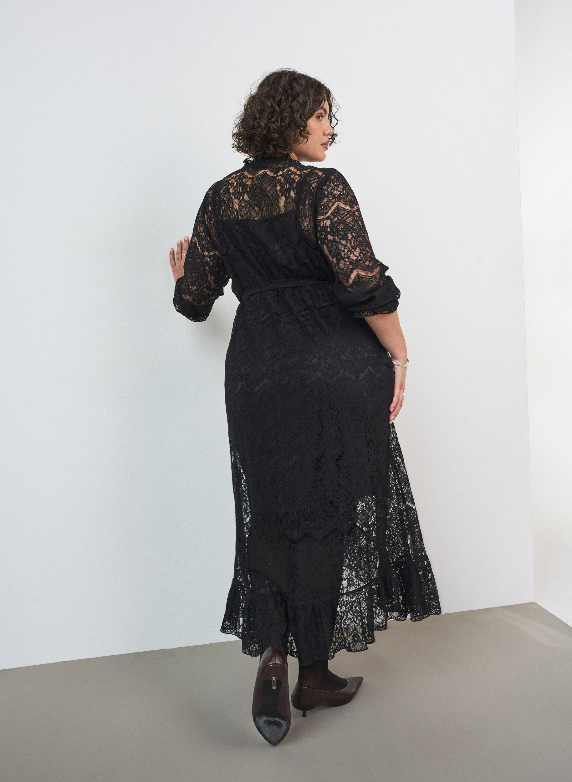 ZizziRobe en dentelle avec jupe portefeuille et volants, Noir, Model image number 1