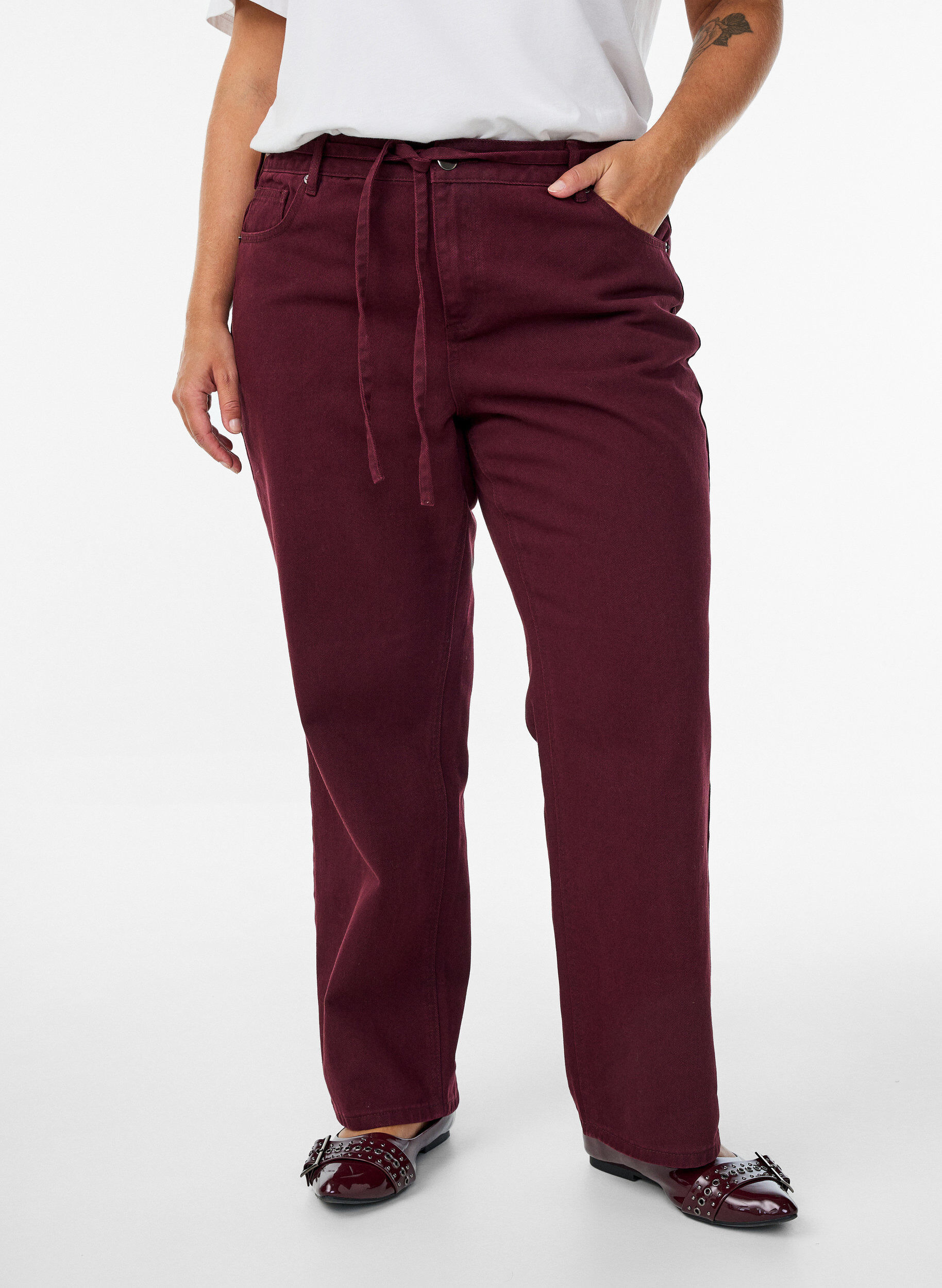 Zizzi Jean taille haute de couleur avec ceinture &agrave; nouer, Bordeaux, Model image number 2