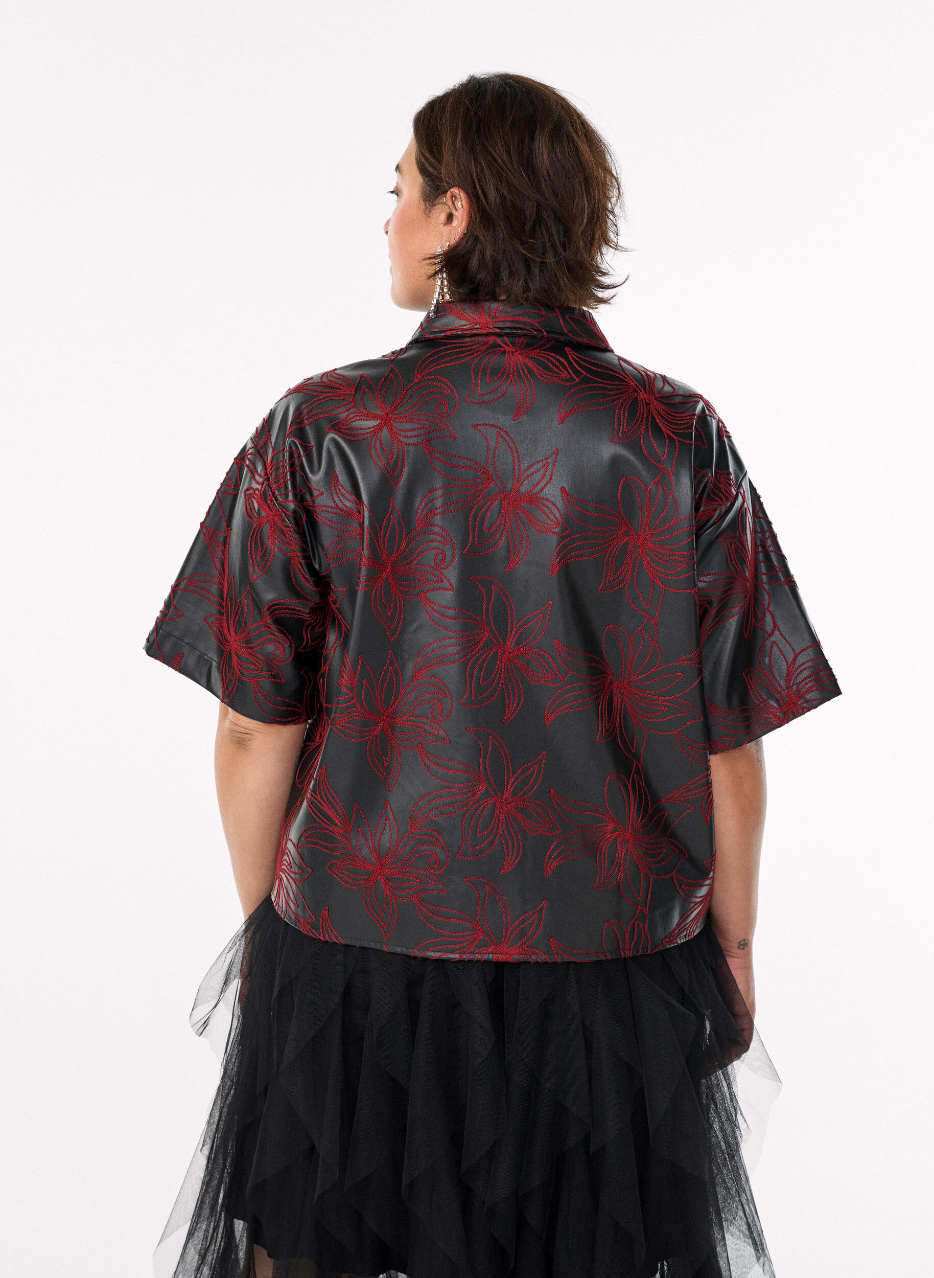 Zizzi Chemise courte en similicuir avec broderies contrastantes, Noir, Model image number 2