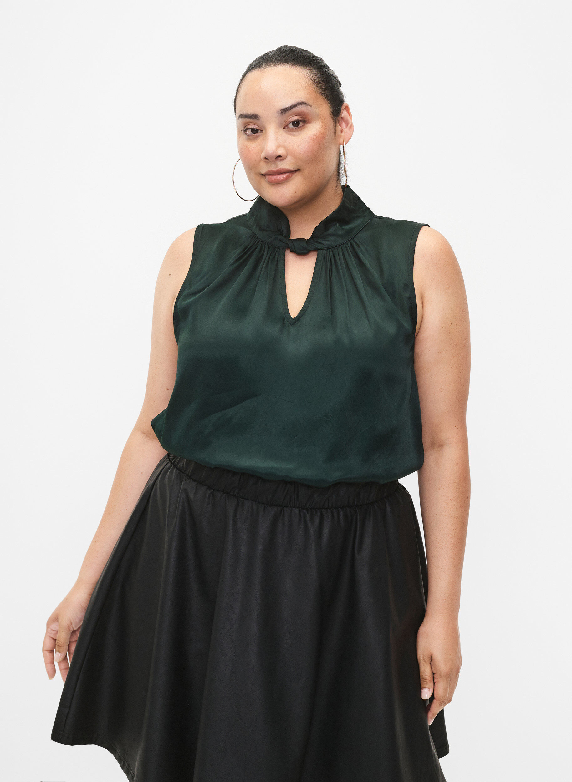 Zizzi Top sans manches d&eacute;taill&eacute; en viscose, Scarab, Model image number 0