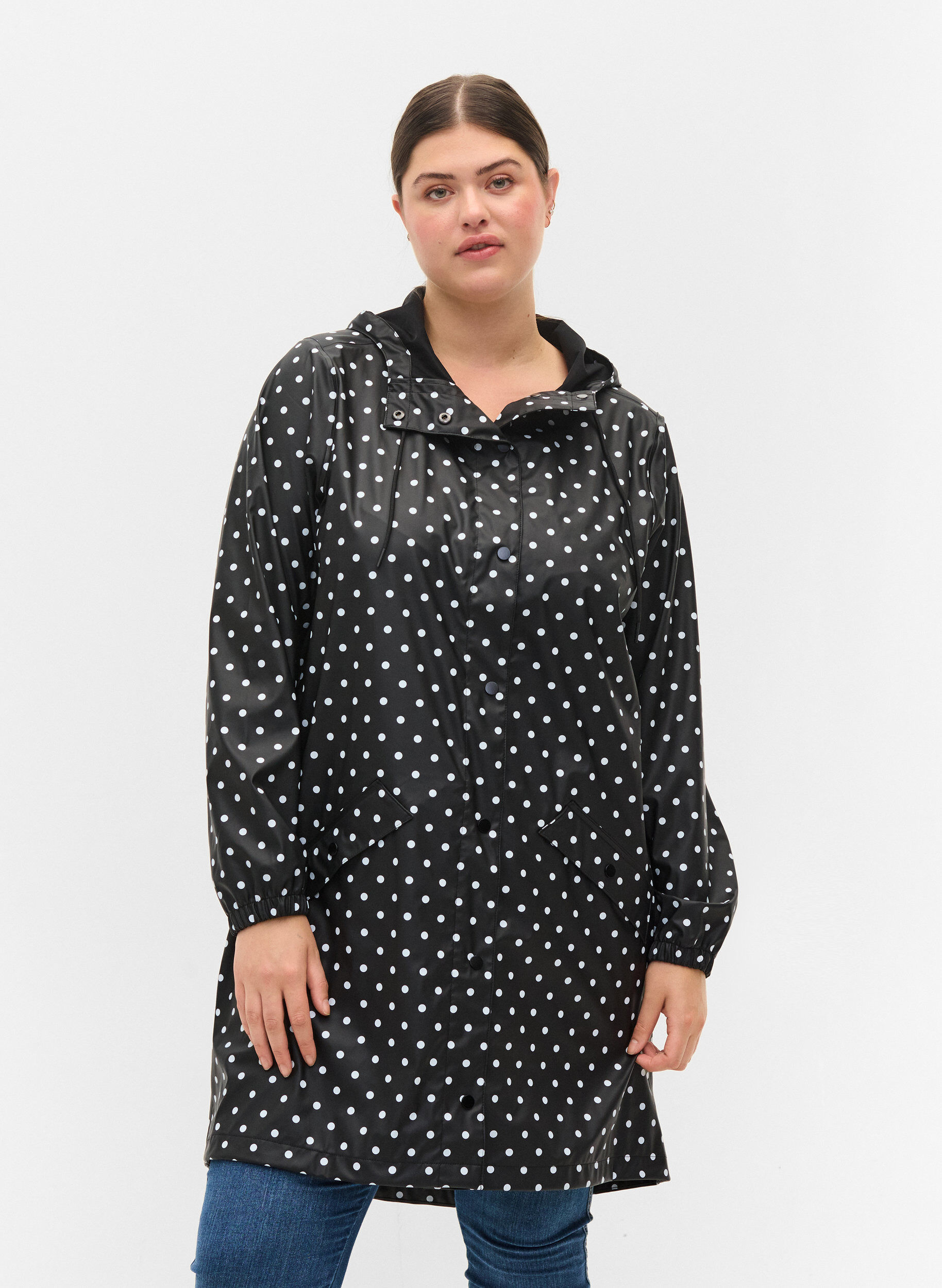 Zizzi Veste de pluie &agrave; pois avec capuche, Black W/White Dot, Model image number 0
