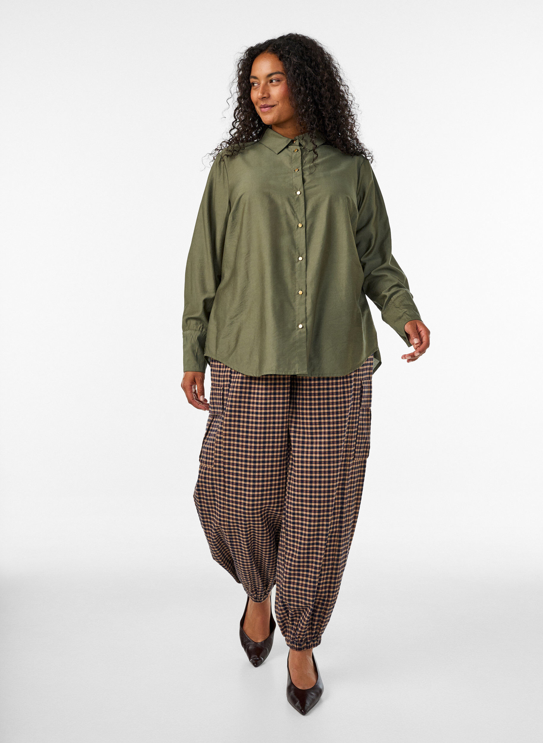 ZizziChemise en viscose avec des boutons dor&eacute;s, Vert, Model image number 1