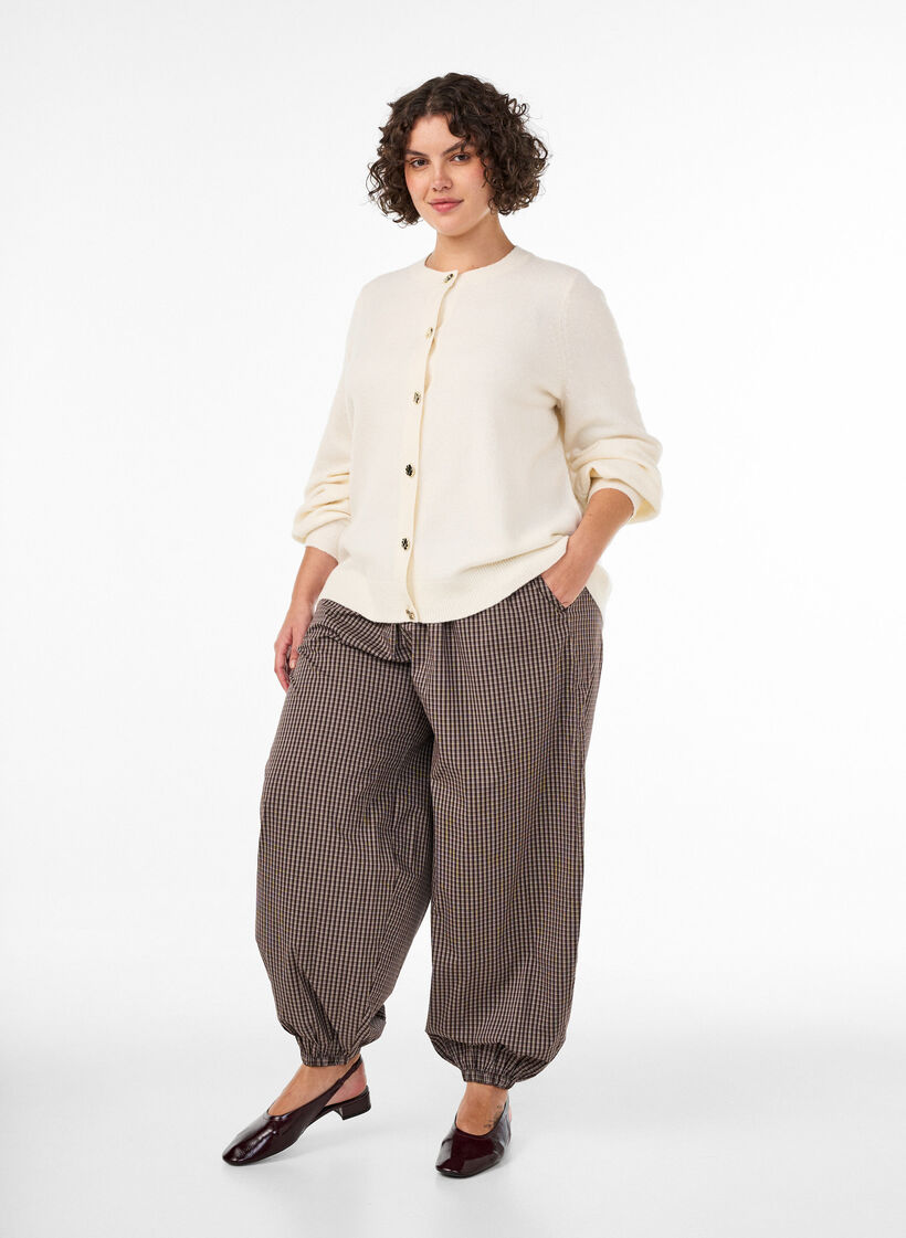 Cardigan en maille douce avec boutons dor&eacute;s, Vanille, Model image number 1