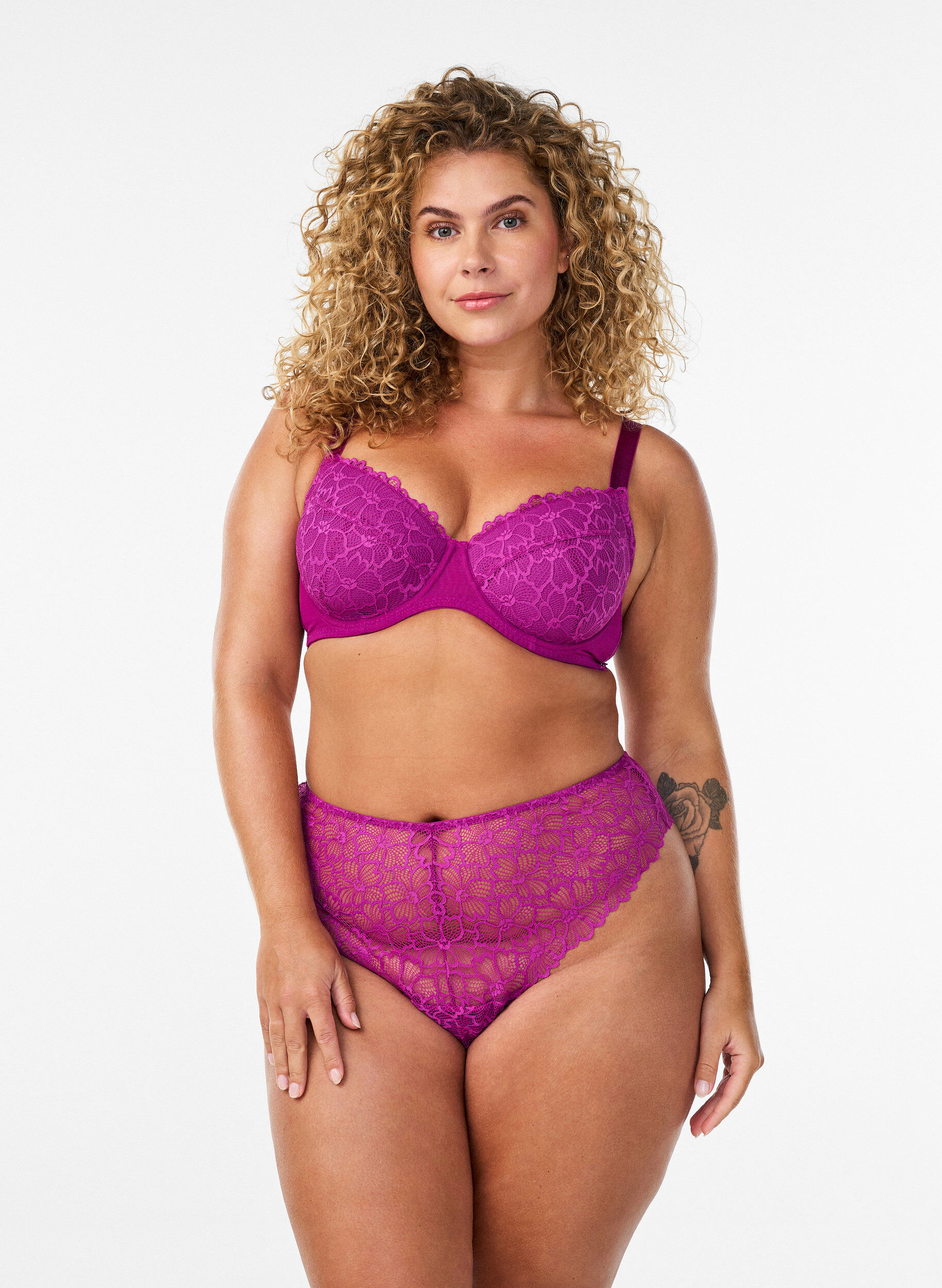 ZizziString en dentelle florale avec taille r&eacute;guli&egrave;re, Violet, Model image number 0