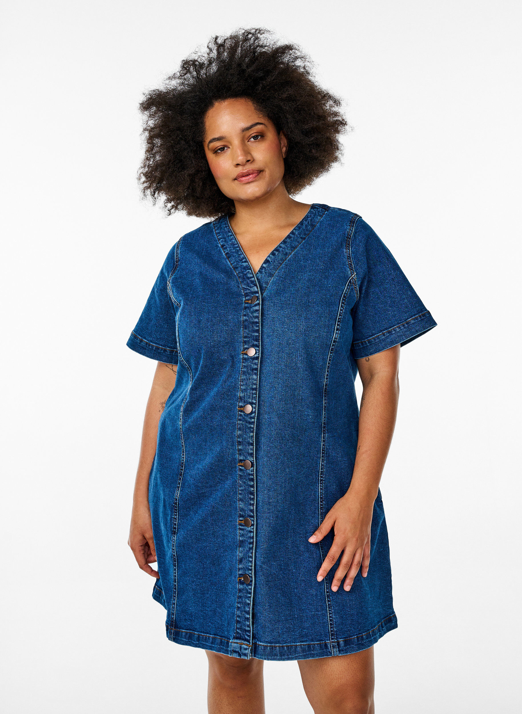 Zizzi Robe courte en jean avec col en V, Bleu, Model image number 0