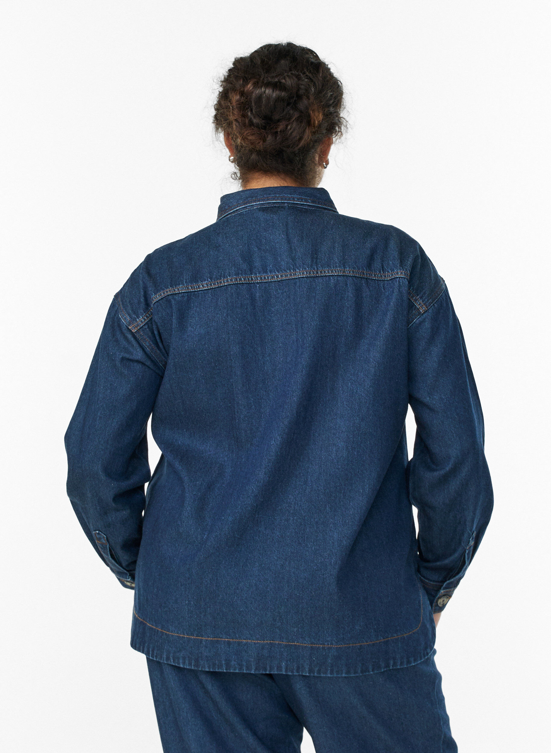 Zizzi Chemise ample en jean avec des poches poitrine, Bleu, Model image number 2