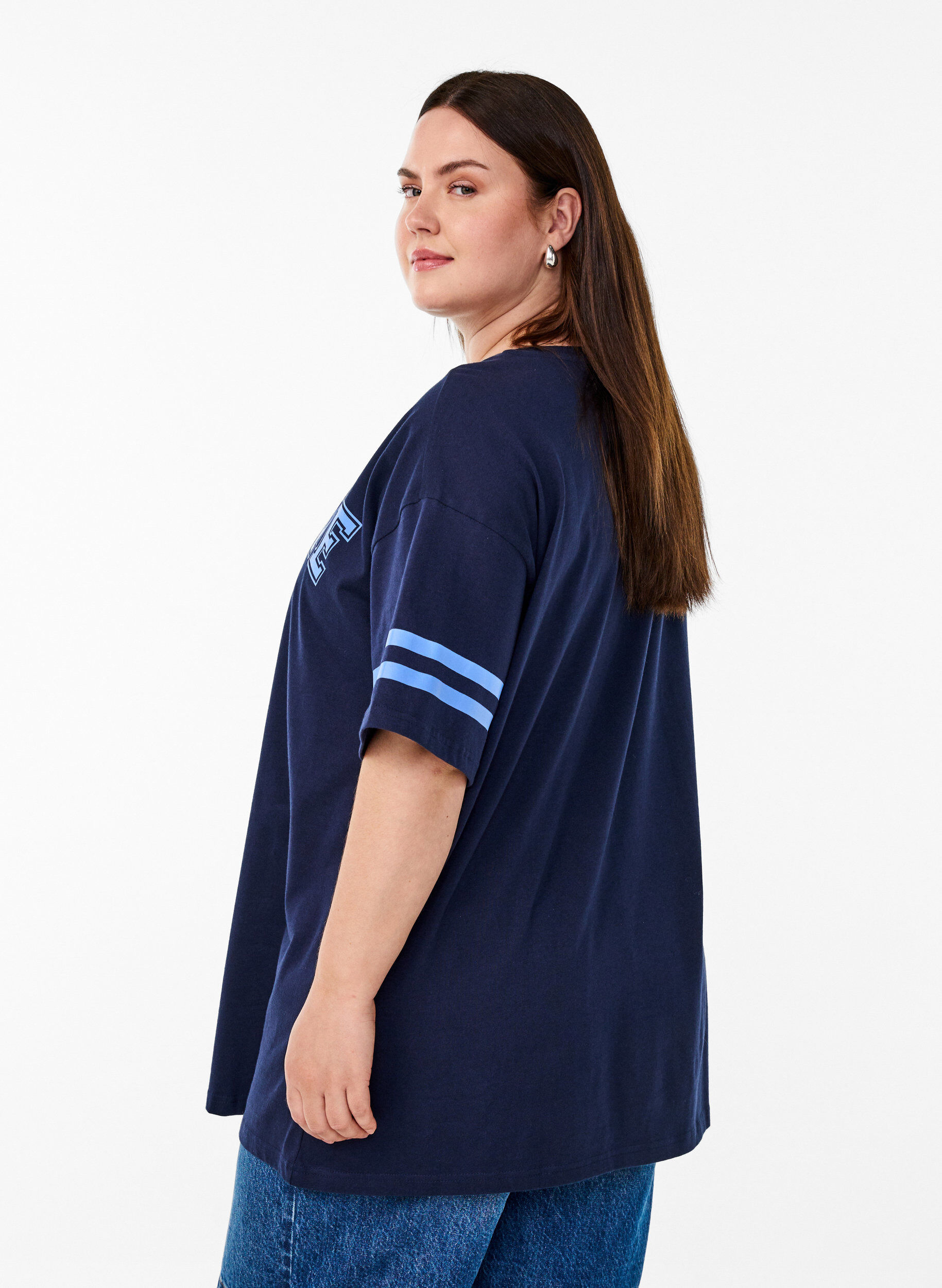 Zizzi T-shirt coll&egrave;ge oversize et sportif, Bleu, Model image number 2