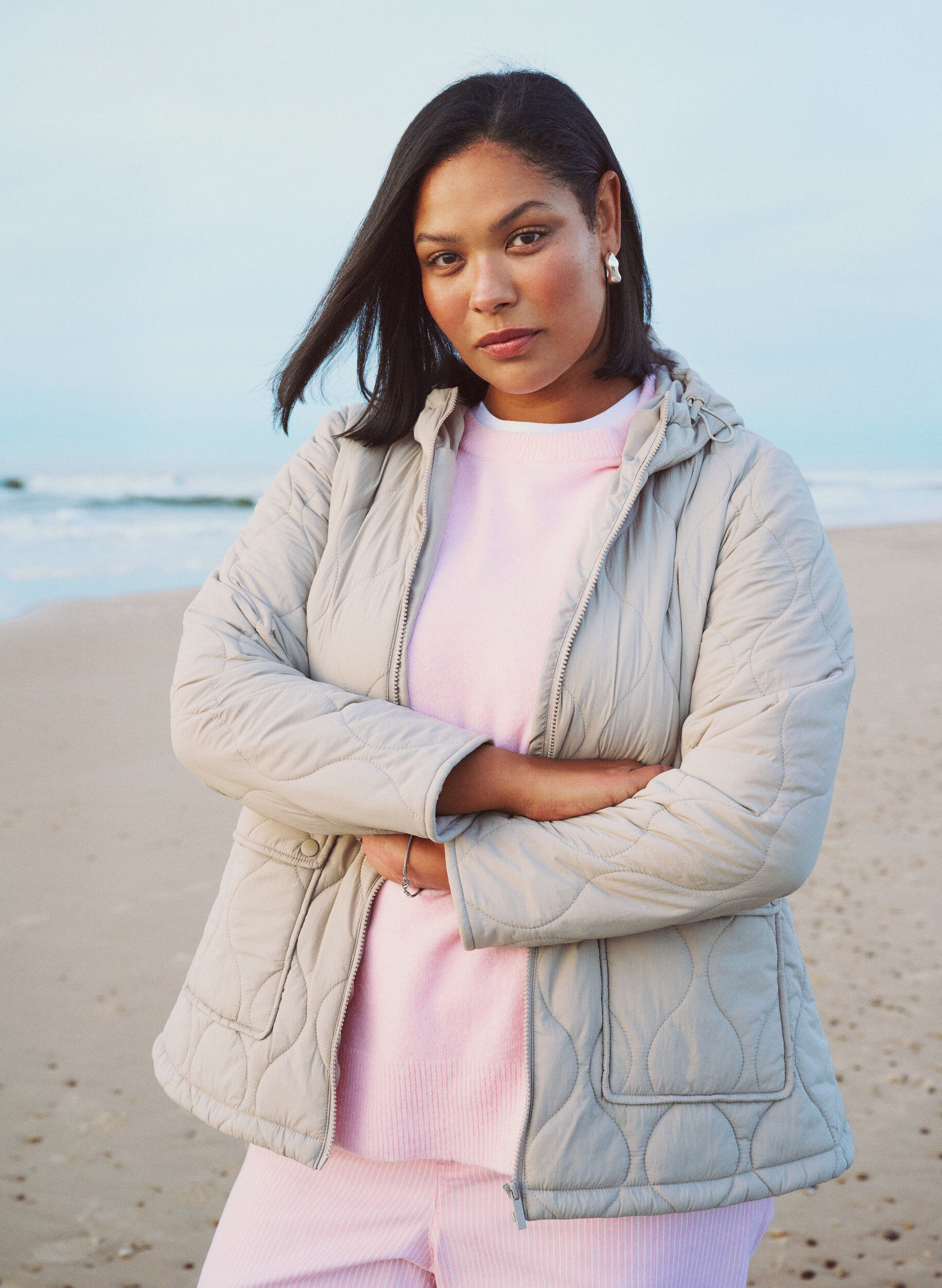 Zizzi Veste matelass&eacute;e avec capuche et poches, Beige, Image image number 0