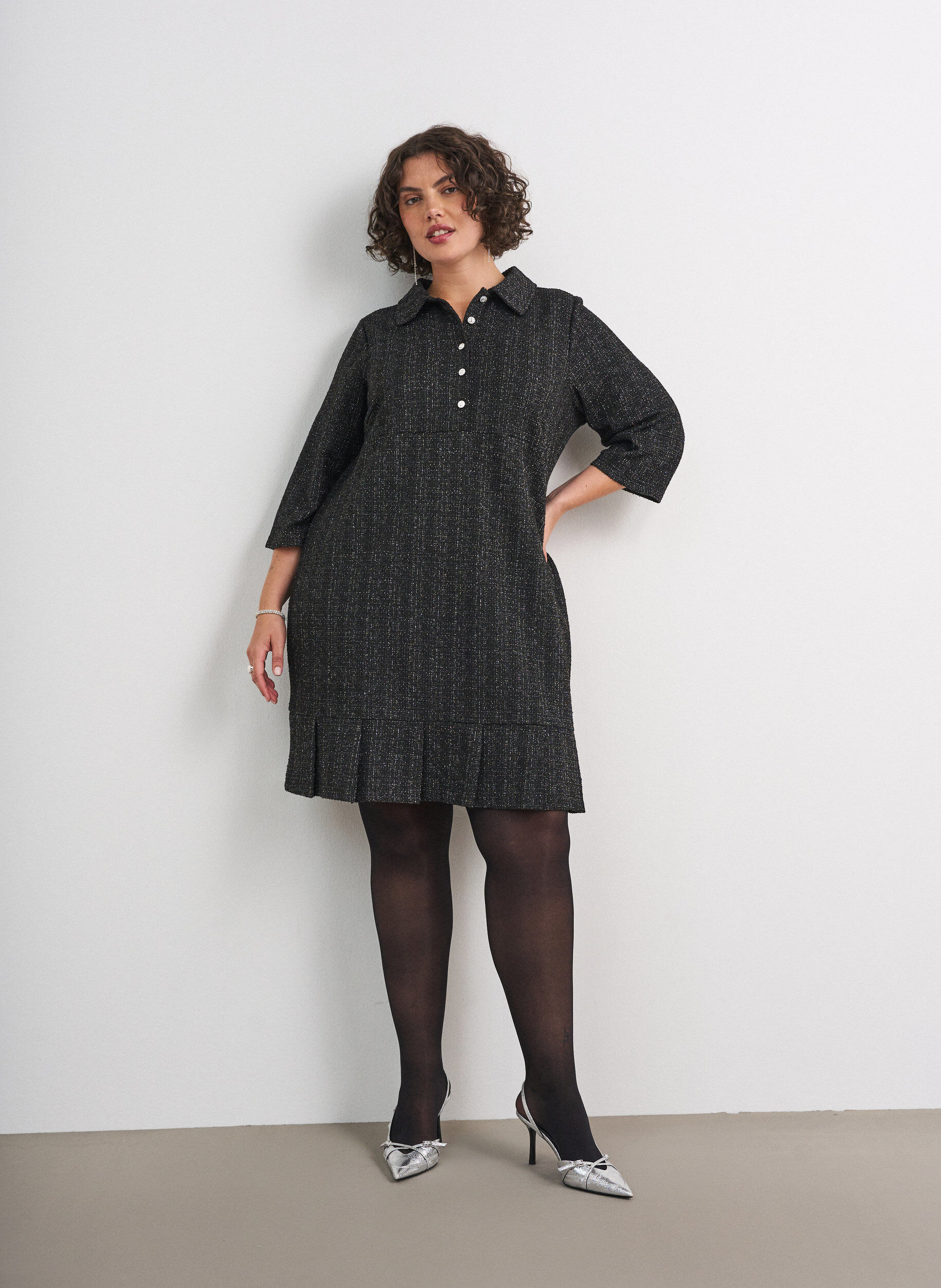 ZizziRobe courte en boucl&eacute; avec boutons d&eacute;coratifs, Noir, Model image number 1