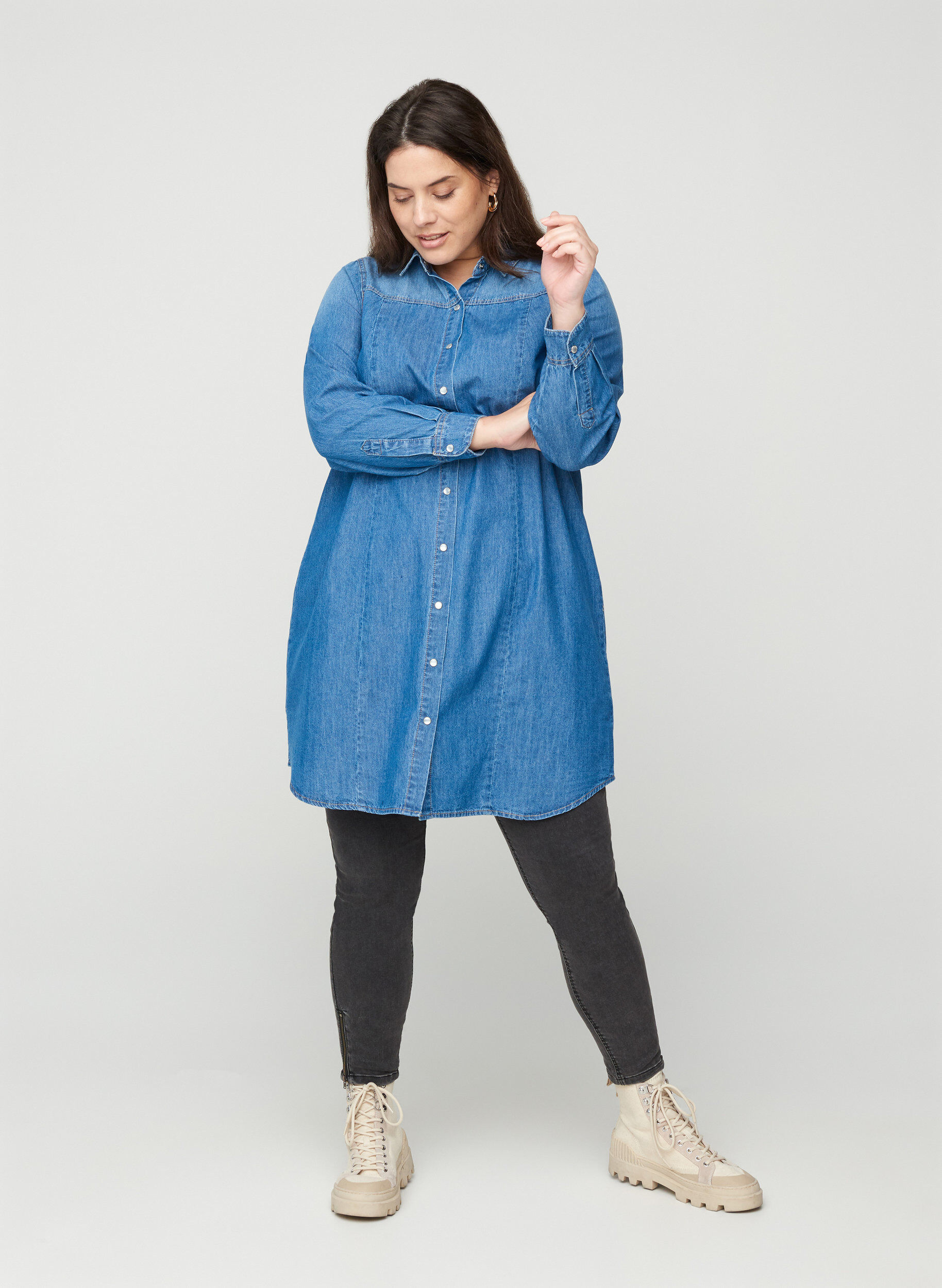 Zizzi Chemise longue en jean en coton, Blue denim, Model image number 2