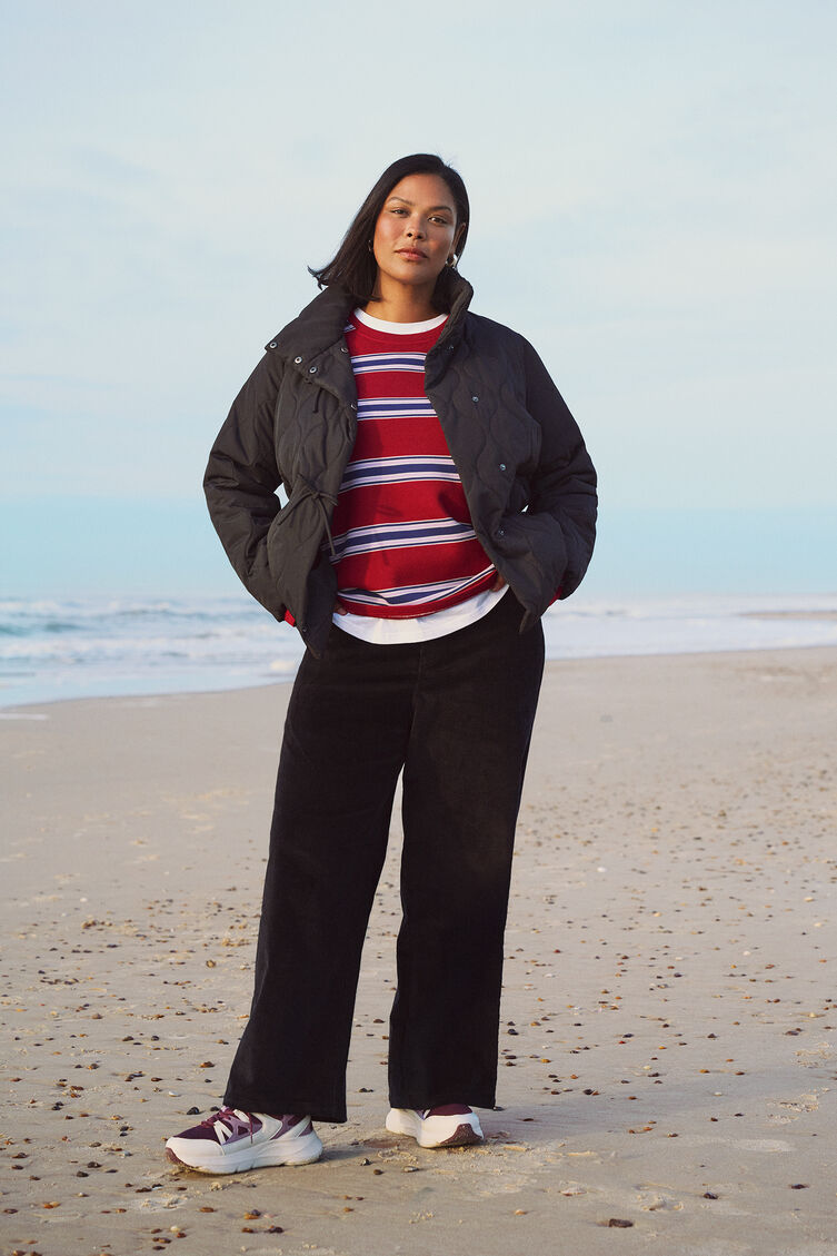 Veste courte matelass&eacute;e avec boucles, , Model