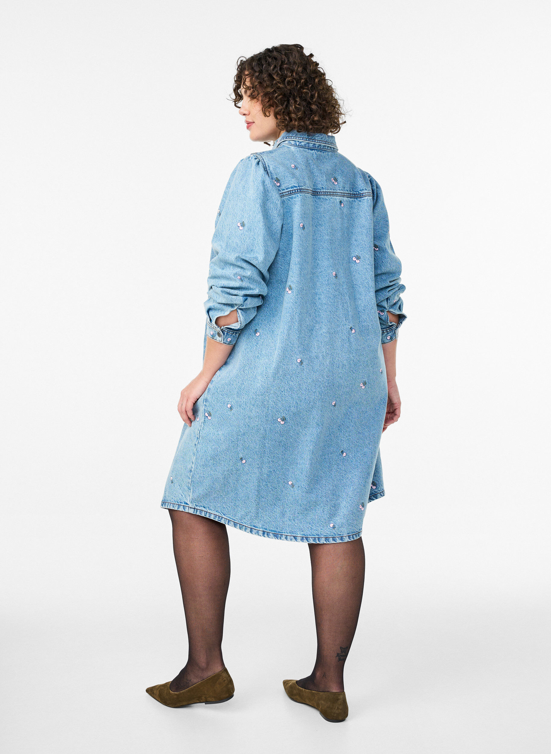 Zizzi Robe en jean avec imprim&eacute; cerises et poches poitrine, Bleu Clair, Model image number 2