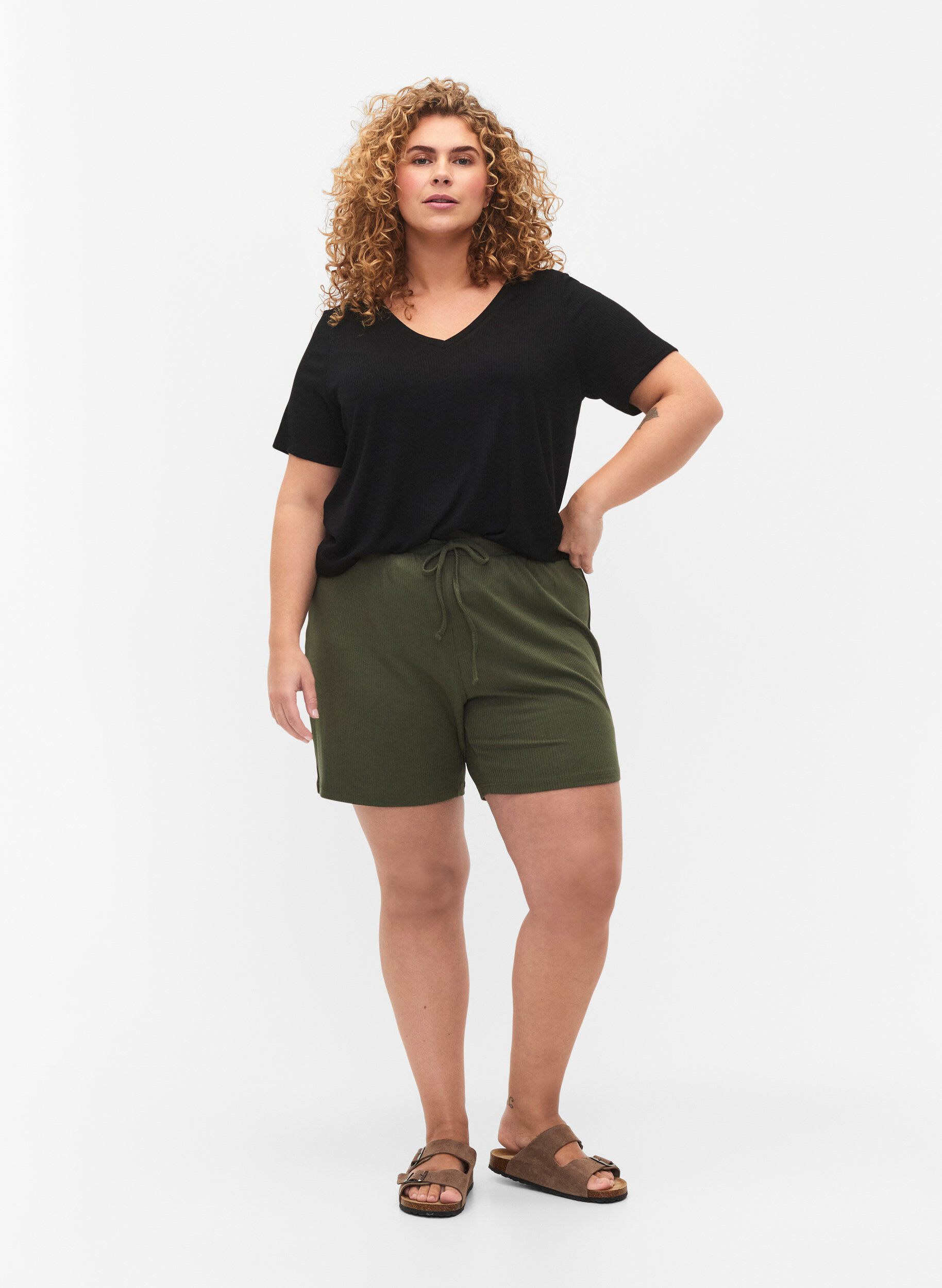 Zizzi T-shirt en viscose c&ocirc;tel&eacute; avec col en V, Black, Model image number 2