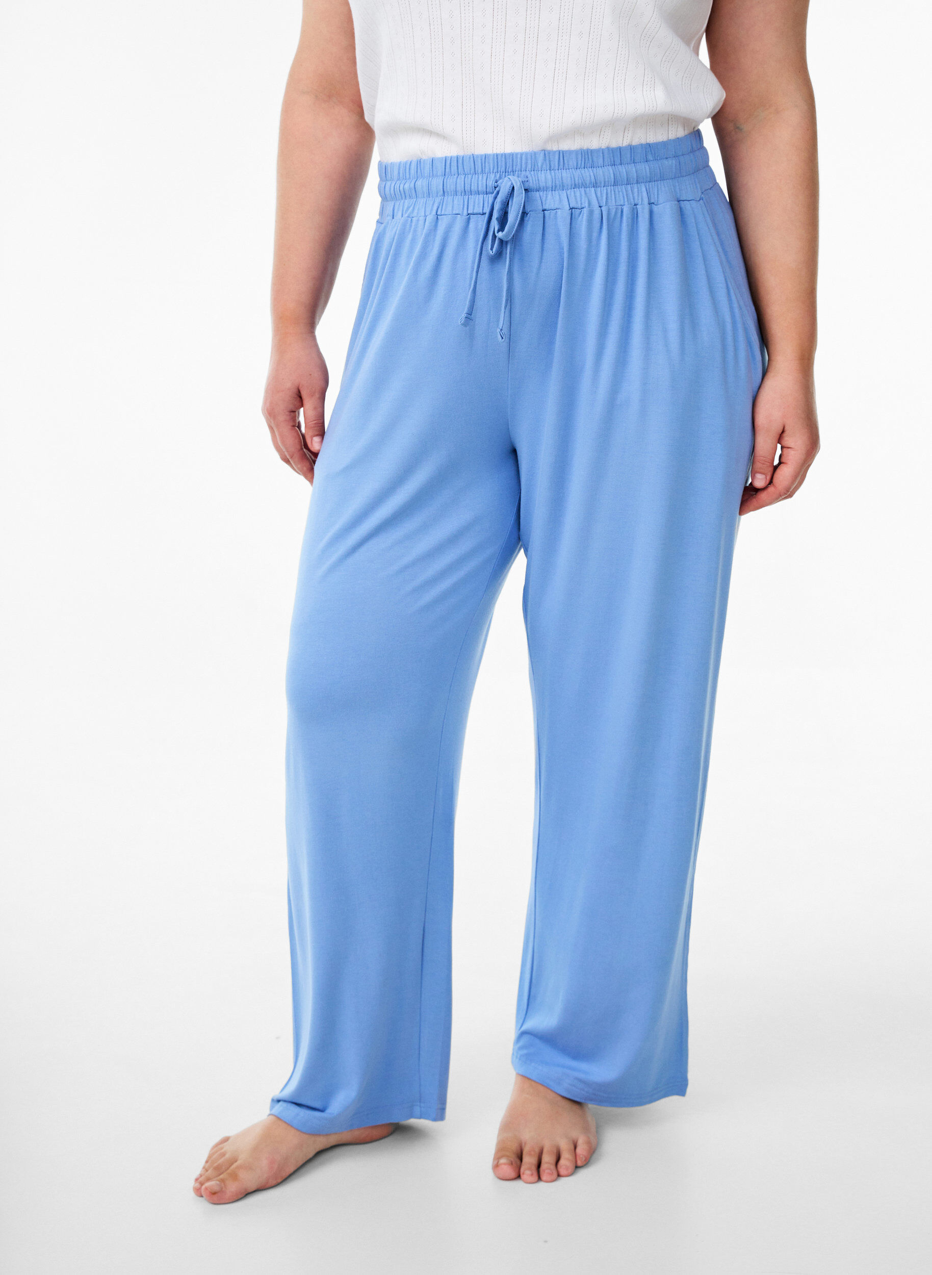 Zizzi Pantalon de nuit ample en jersey de viscose avec poches, Bleu, Model image number 2