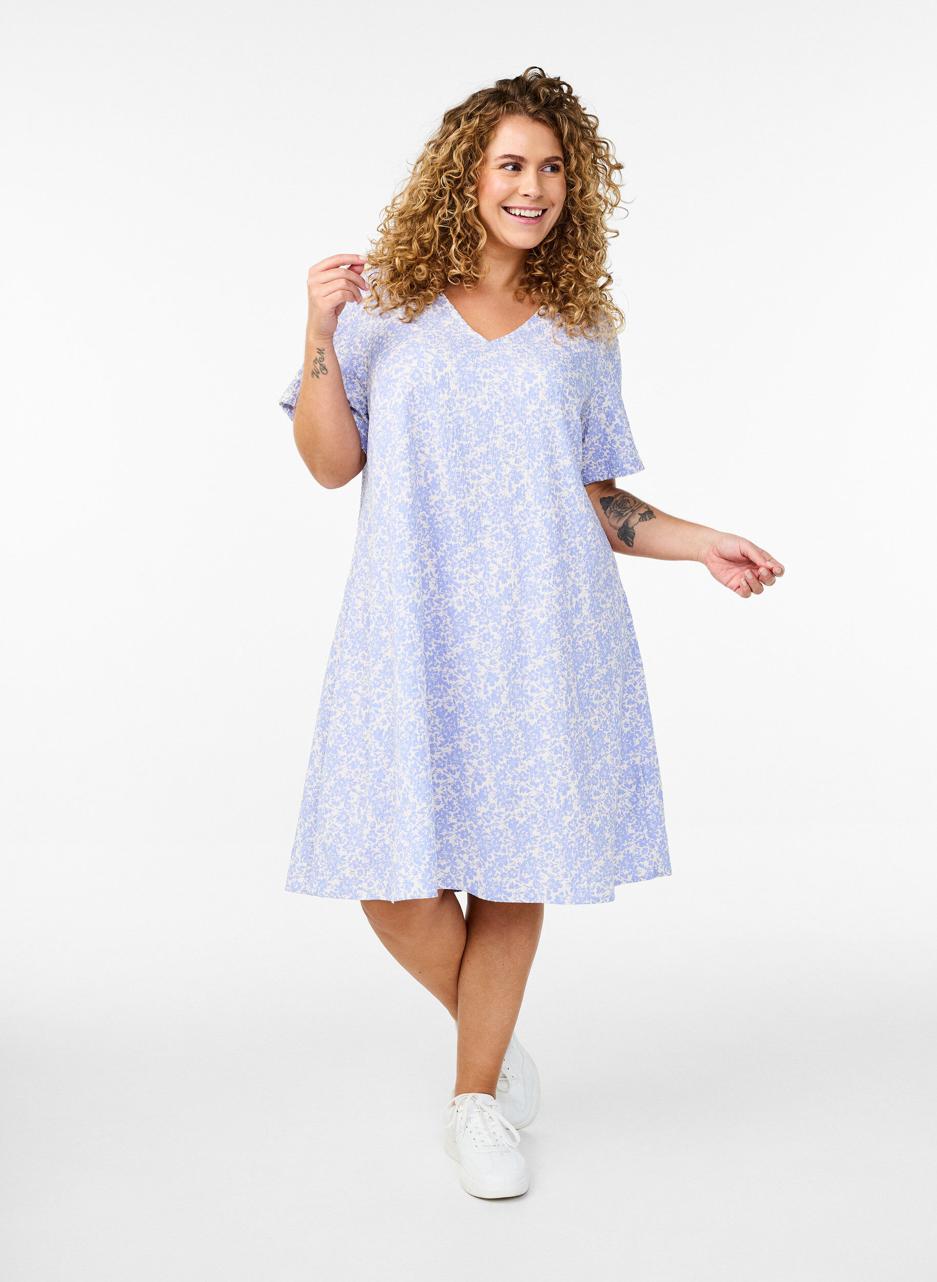 Zizzi FLASH - Robe &agrave; manches courtes avec col en V, Bleu, Model image number 1