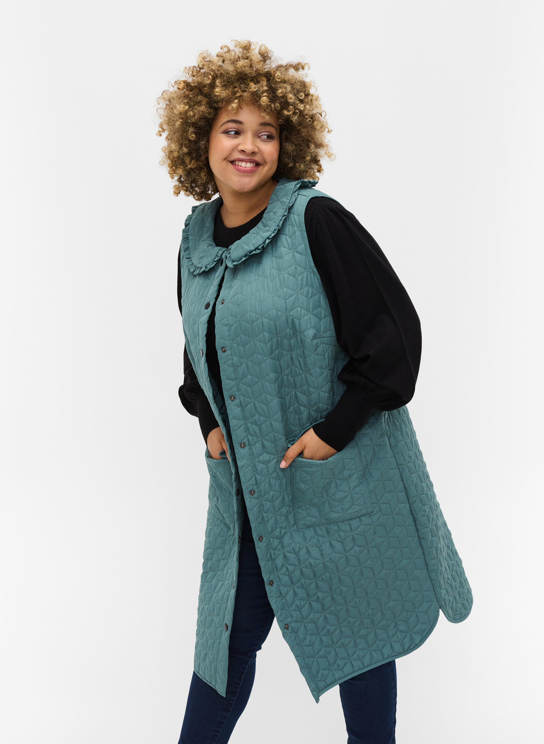 Zizzi Gilet long matelass&eacute; avec col et volants, Sagebrush Green, Model image number 0
