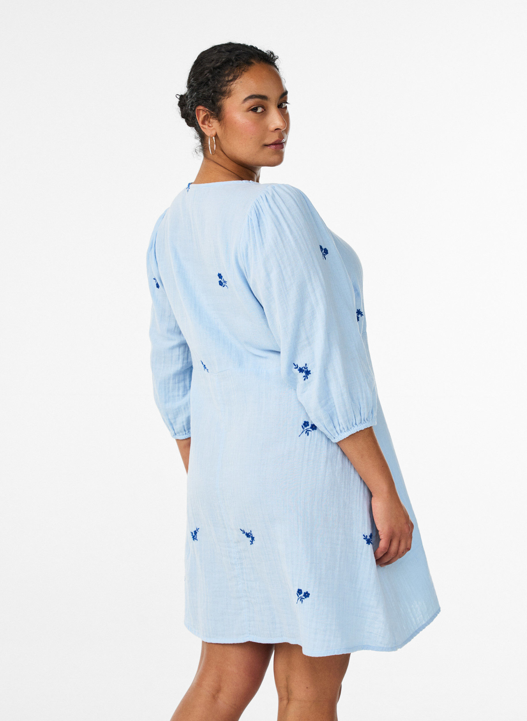 Zizzi Robe courte en mousseline de coton avec d&eacute;tails brod&eacute;s, Bleu Clair, Model image number 2