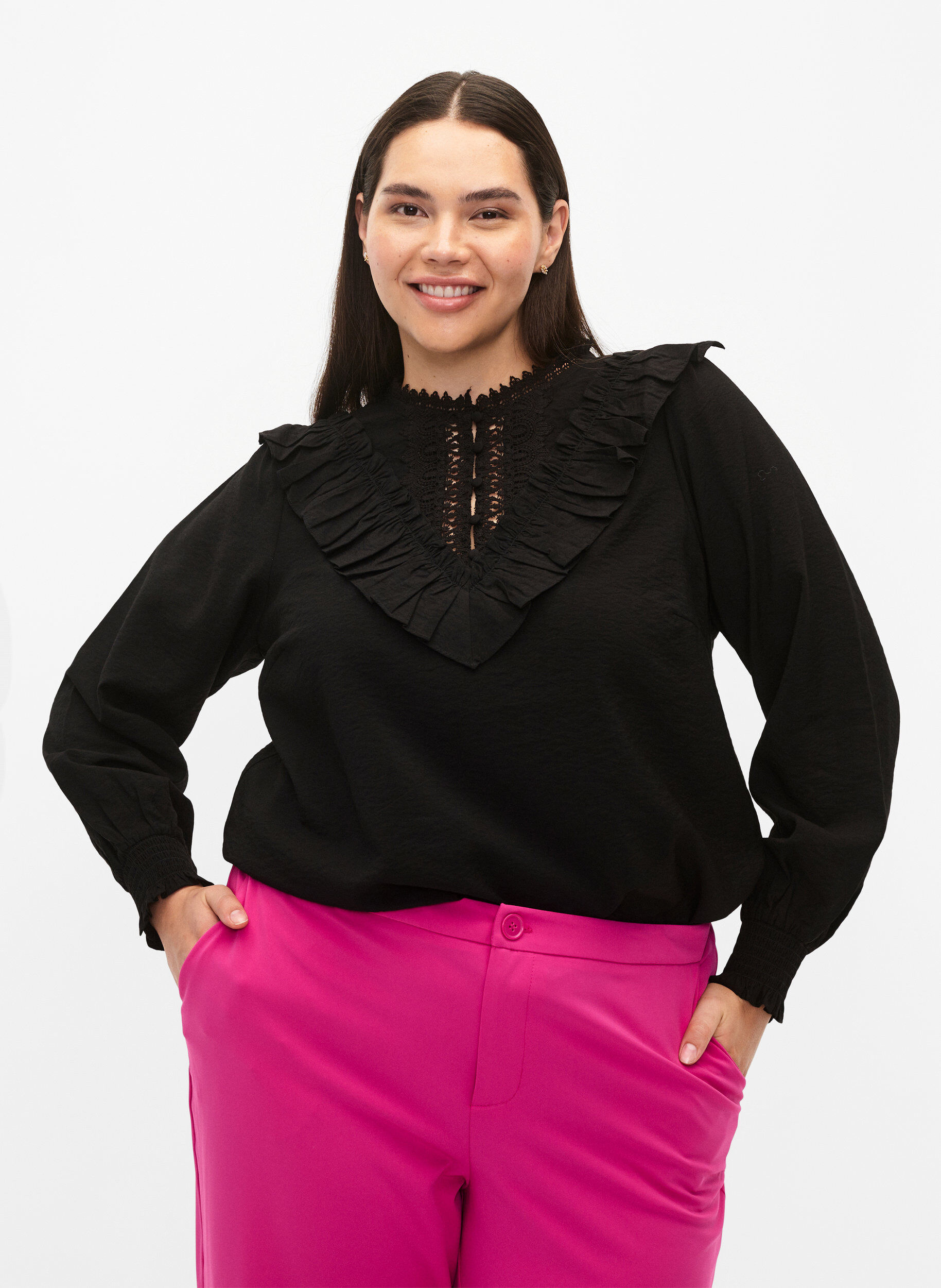 Zizzi Blouse en viscose avec volants et d&eacute;tails brod&eacute;s, Black, Model image number 0