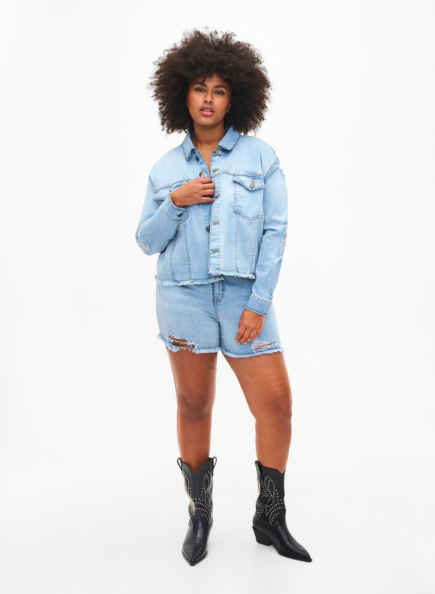 Zizzi Veste en jean courte avec effet us&eacute;, Light Blue Denim, Model image number 2