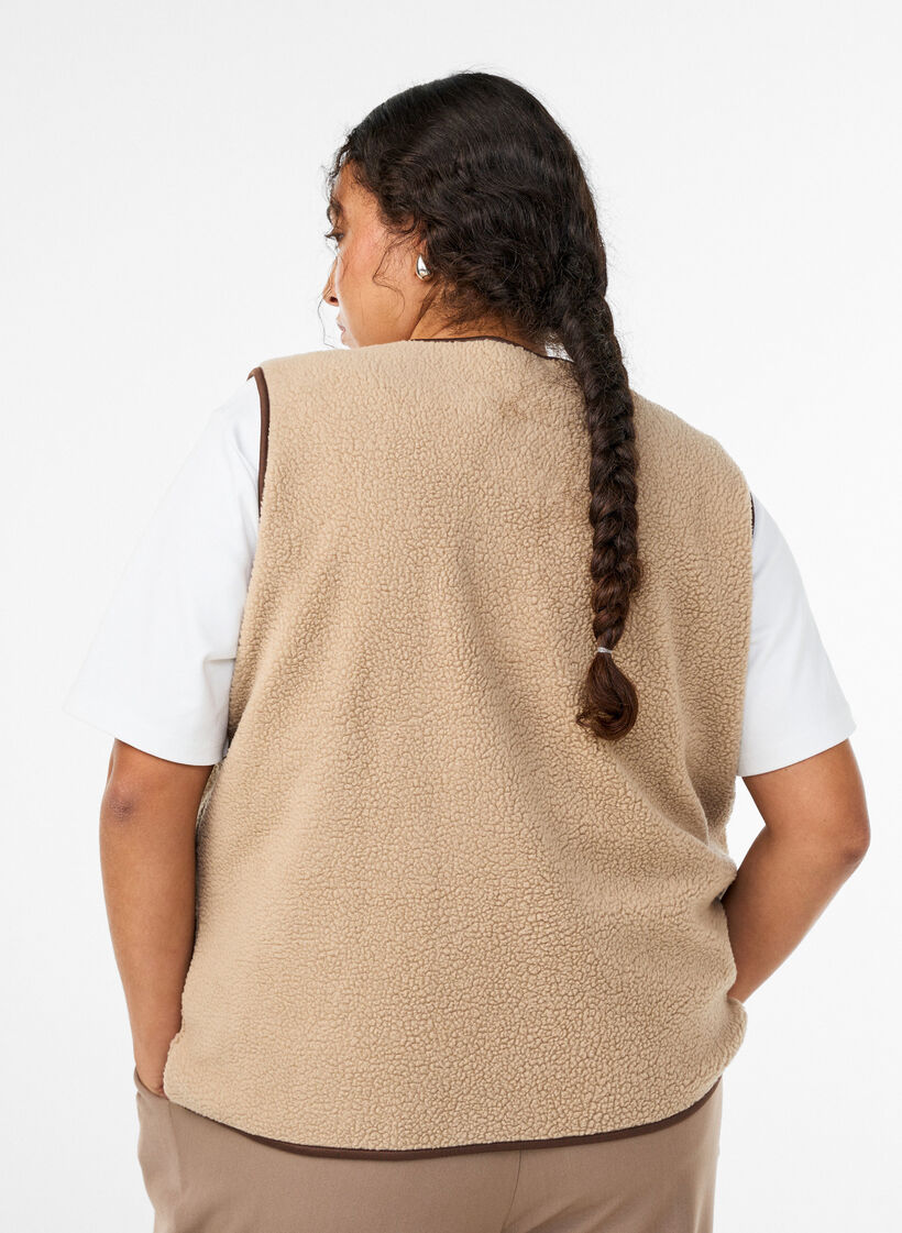Veste sans manches en teddy avec finitions contrast&eacute;es, Beige, Model image number 2