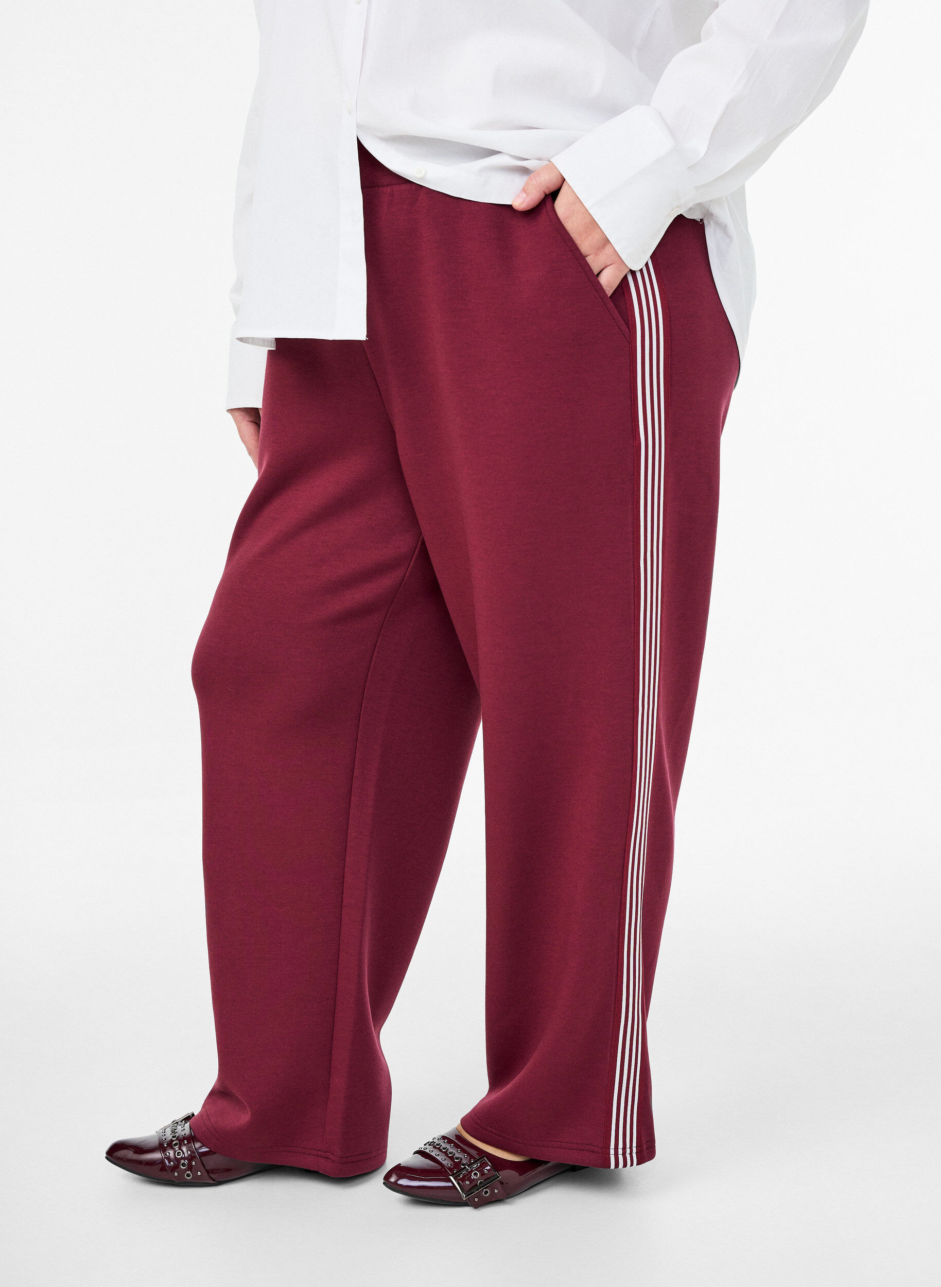 Zizzi Pantalon avec bandes lat&eacute;rales, Bordeaux, Model image number 2