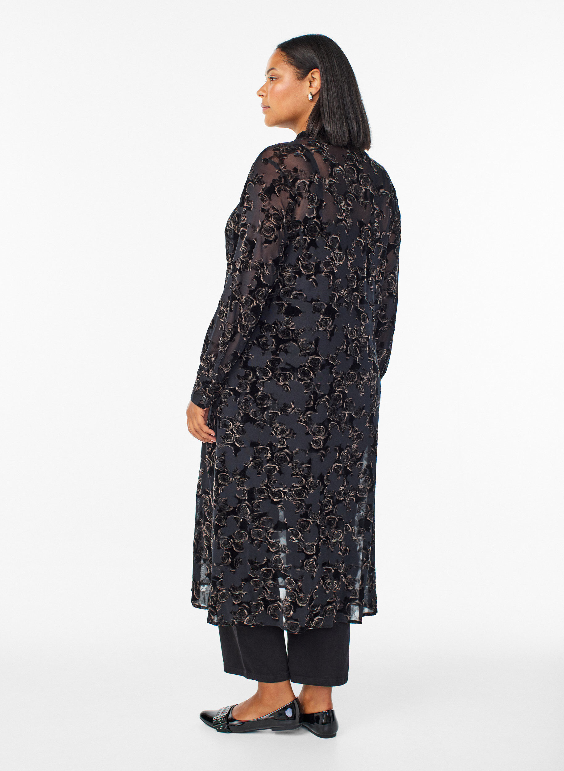 Zizzi Robe mi-longue en maille avec des roses en velours, Noir, Model image number 1