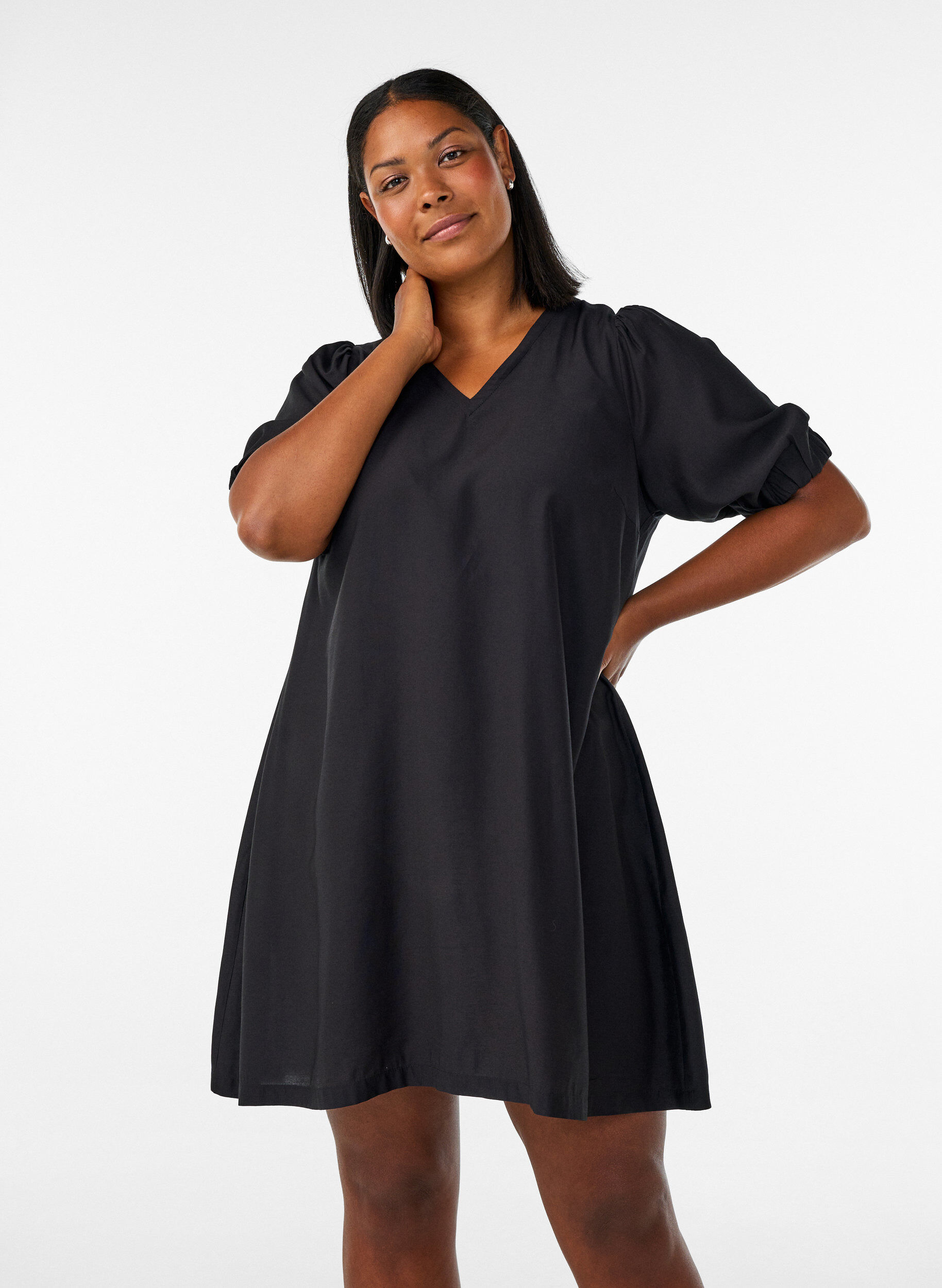 Robe courte coupe &eacute;vas&eacute;e avec col en V, Noir, Model