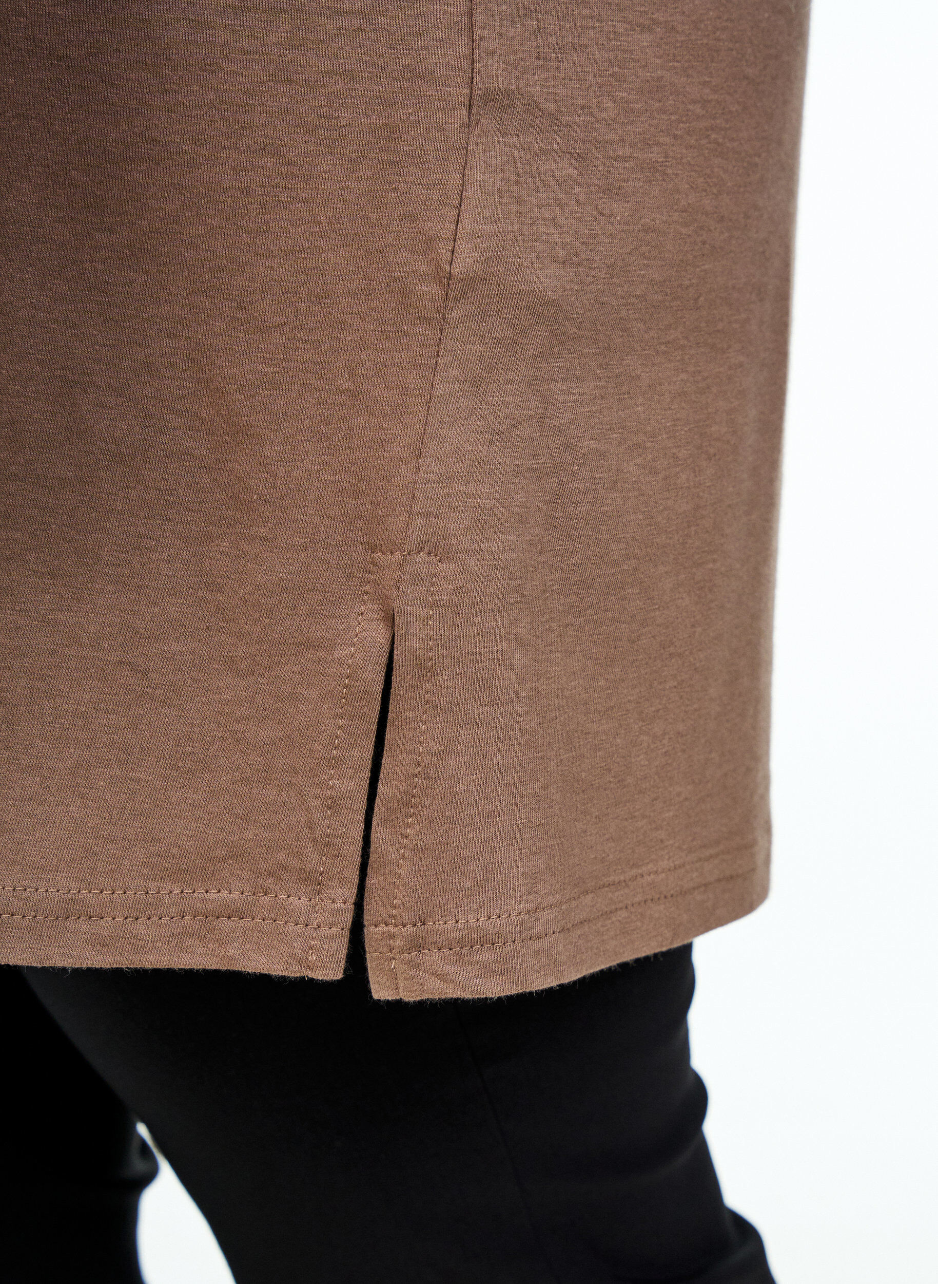 Zizzi T-shirt &agrave; col en V surdimensionn&eacute; de couleur unie, Marron, Model image number 3