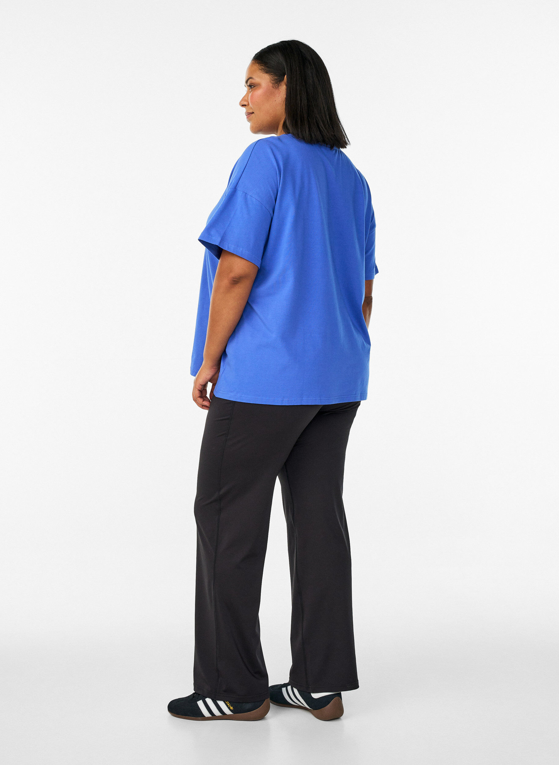 Zizzi Pantalon de training &eacute;vas&eacute; taille haute, Noir, Model image number 2