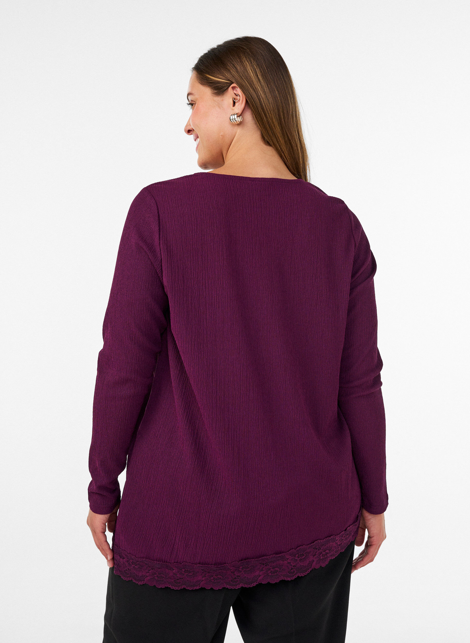 ZizziBlouse en jersey avec bordure en dentelle asym&eacute;trique, Violet, Model image number 2