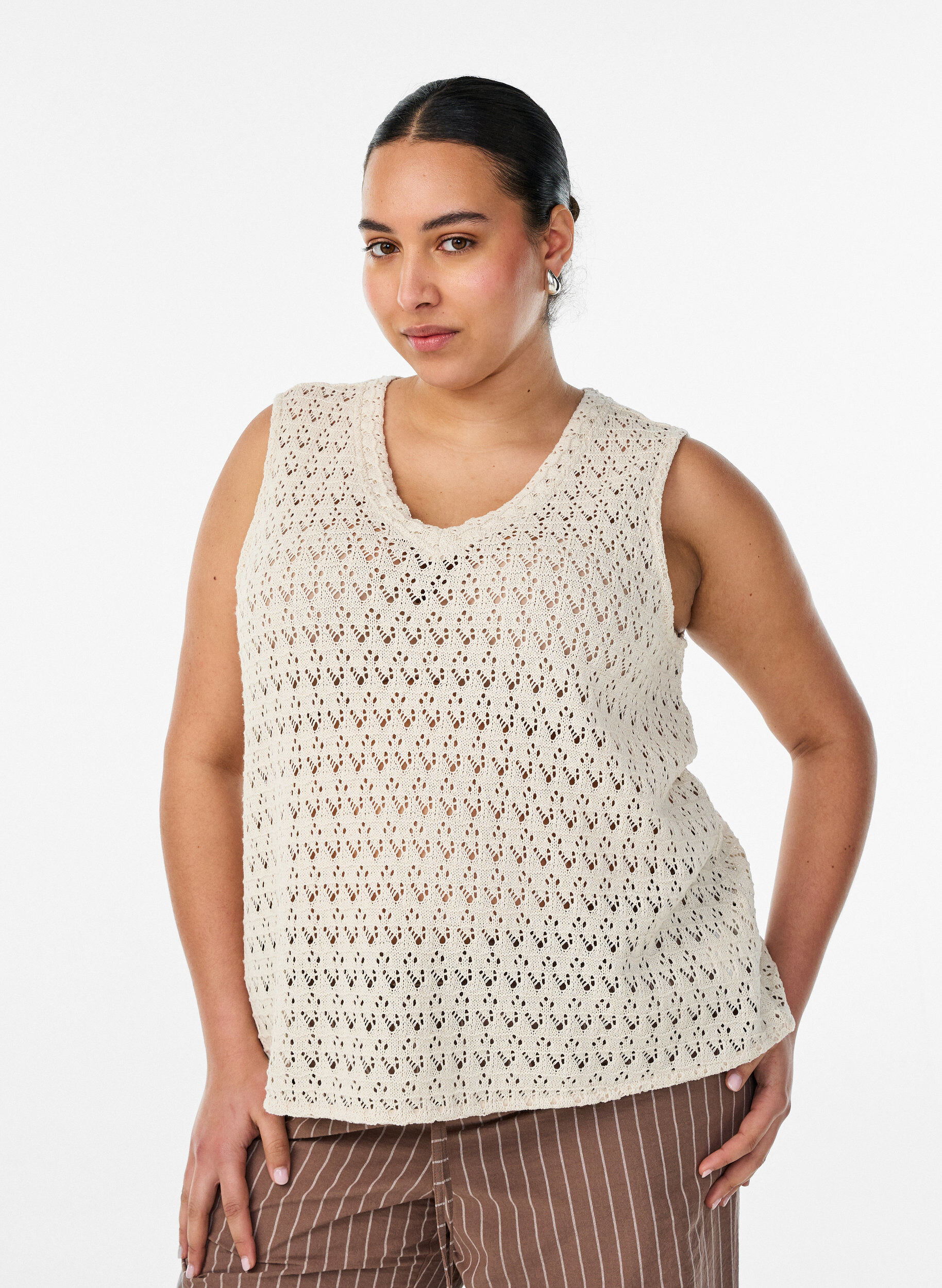 ZizziBlouse sans manches avec broderie ajour&eacute;e et col V, Beige, Model image number 0