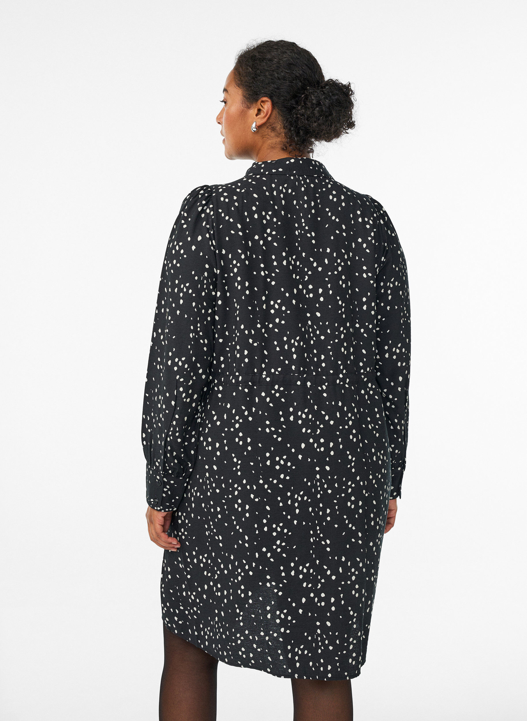 Zizzi Robe chemise imprim&eacute;e avec ceinture &agrave; nouer, Noir, Model image number 2